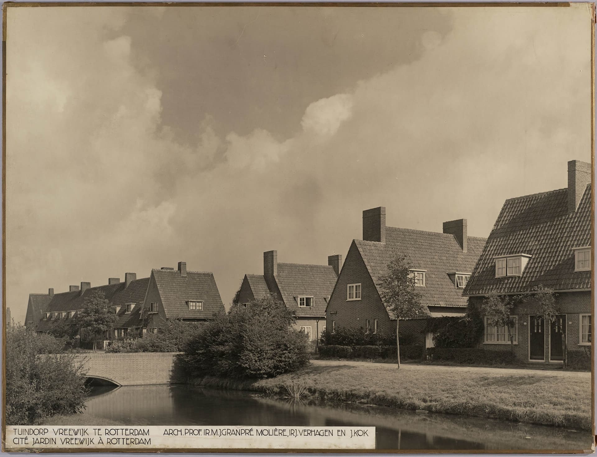 In het fotoarchief van de Tentoonstellingsraad voor bouwkunst en verwante kunsten bevindt zich een aantal foto’s van Vreewijk. De ‘Tentoonstellingsraad’ had als doel om de ‘fine fleur’ van de Nederlandse architectuur te presenteren en te promot… 