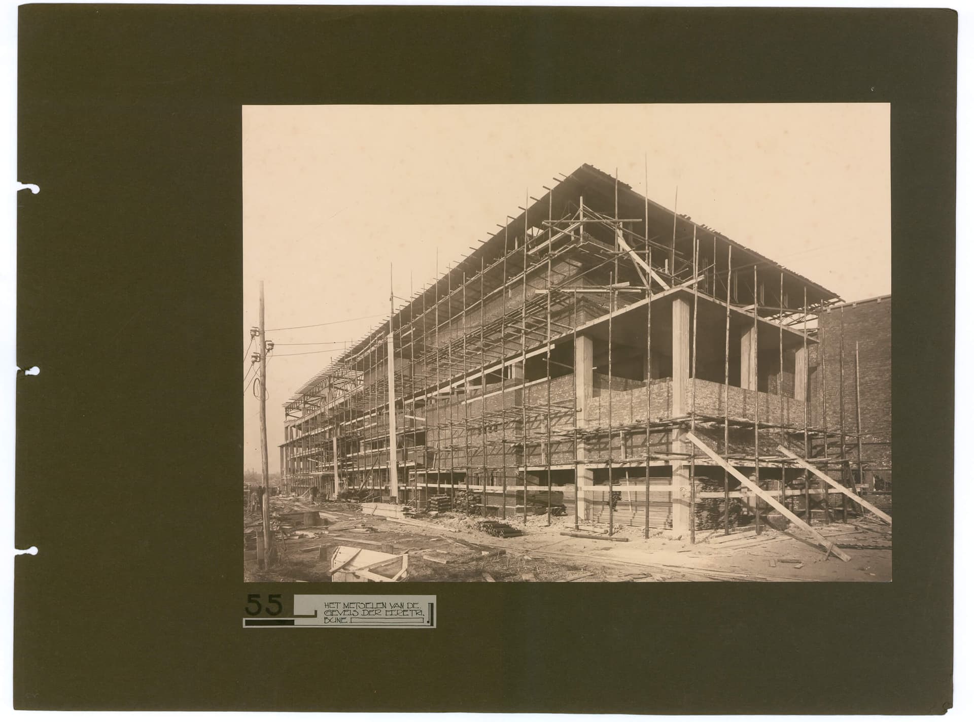 'Het metselen der gevels van de eeretribune'. Jan Wils. Olympic Stadium Amsterdam, 1928. Photo Technisch Fotobureau Gouda. Collection Het Nieuwe Instituut, WILS ph183  