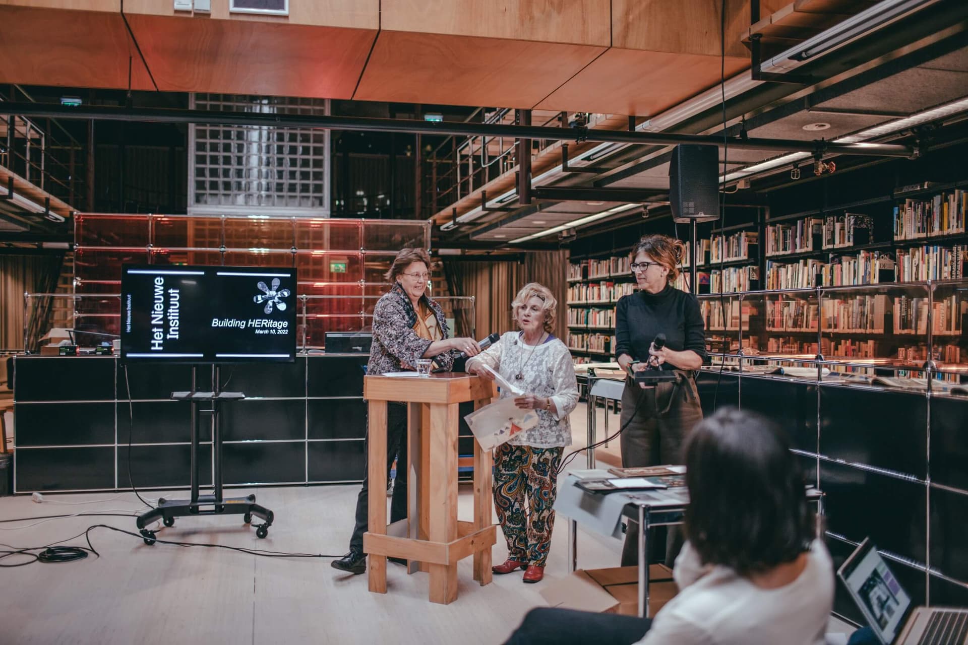 Lidewij Tummers (links), Elske Schreuder (midden) and Hetty Berens (rechts). Collecting Otherwise: Building HERitage. Thursday Night Live! in Het Nieuwe Instituut. Foto: Simaa Al Saig 