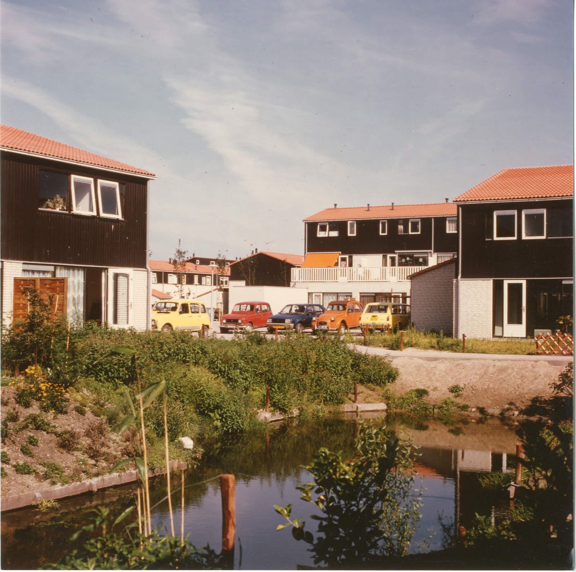 Van den Broek en Bakema. Woonbuurt in de Tanthof, integratie van water, parkeren, laagbouw, 1975-1981. Collectie Broekbakema. 