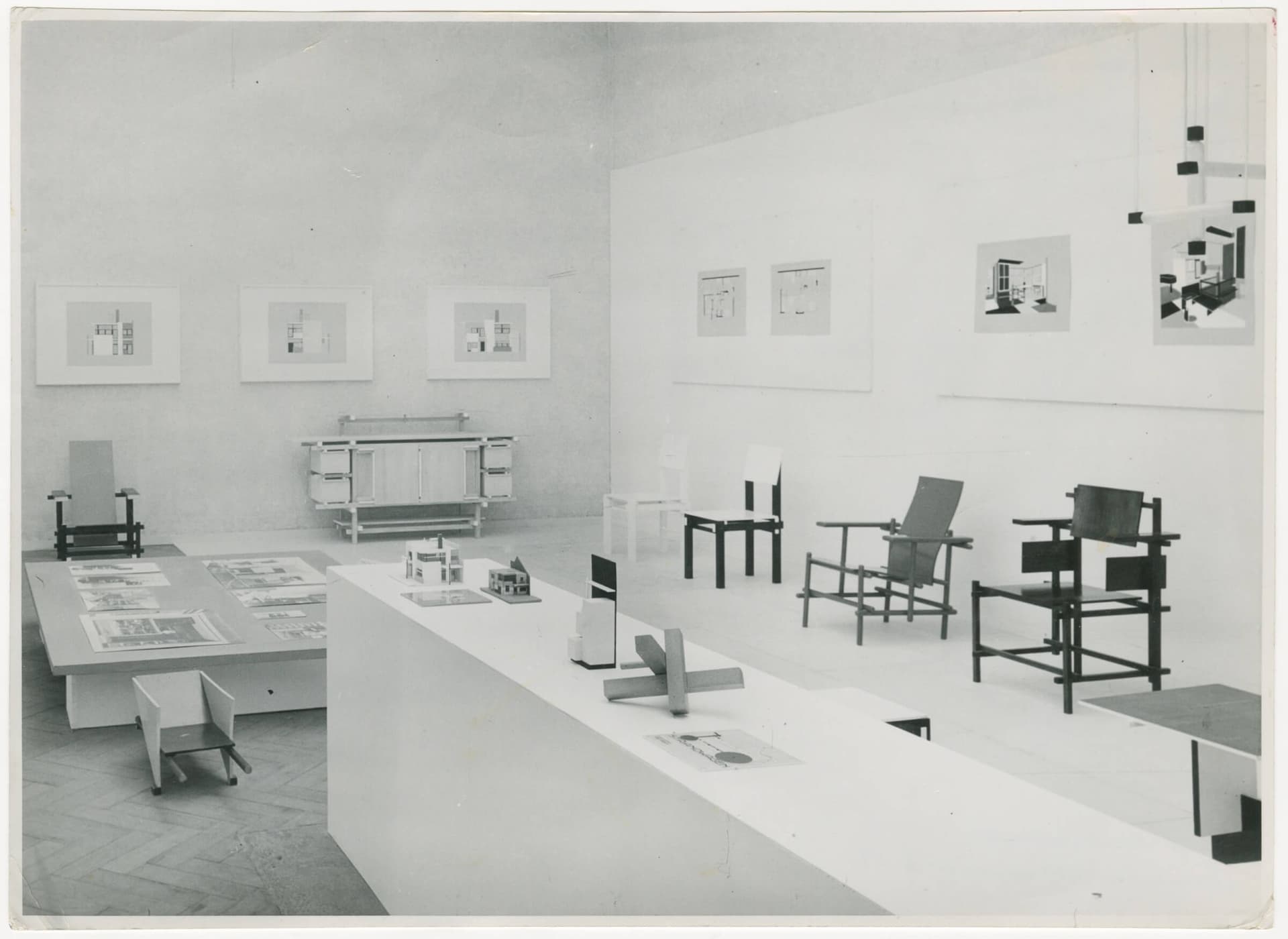 G. Th. Rietveld. De Stijl tentoonstelling in het Stedelijk Museum Amsterdam, 1951. Foto J. d’Oliveira. Collectie Het Nieuwe Instituut, RIET 783. Copyright objecten Rietveld: Pictoright.  