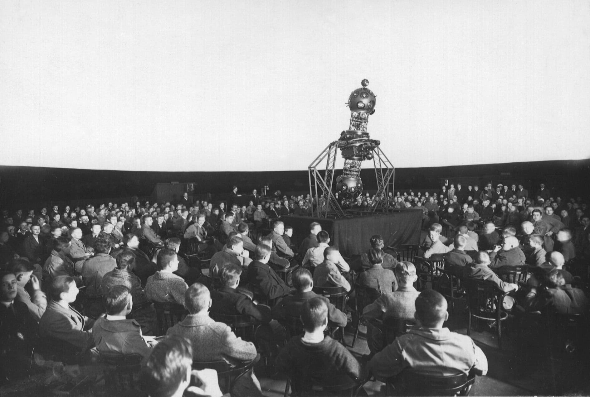 Eerste show voor schoolkinderen in het Jena Planetarium met de ZEISS Model II projector, 1926. Collectie Carl Zeiss Archive 