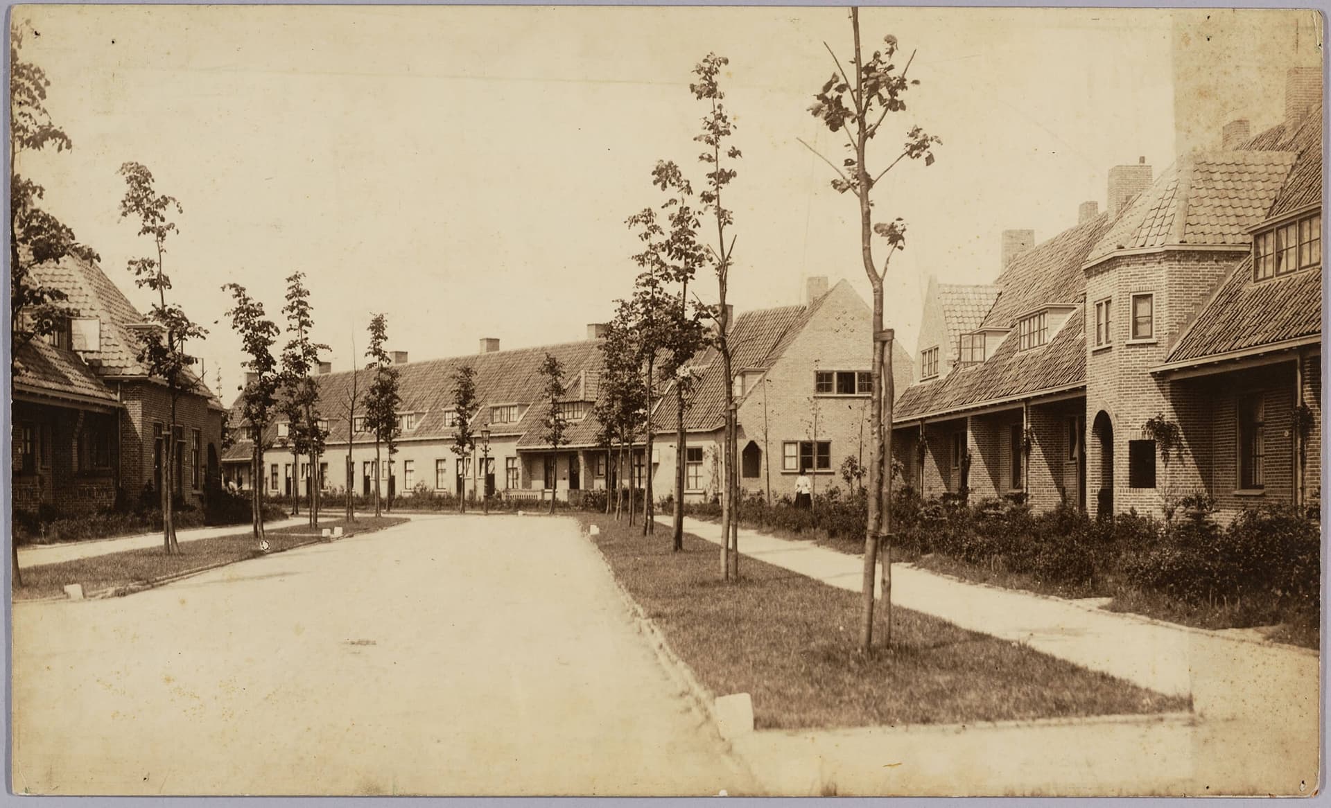 In het fotoarchief van de Tentoonstellingsraad voor bouwkunst en verwante kunsten bevindt zich een aantal foto’s van Vreewijk. De ‘Tentoonstellingsraad’ had als doel om de ‘fine fleur’ van de Nederlandse architectuur te presenteren en te promot… 