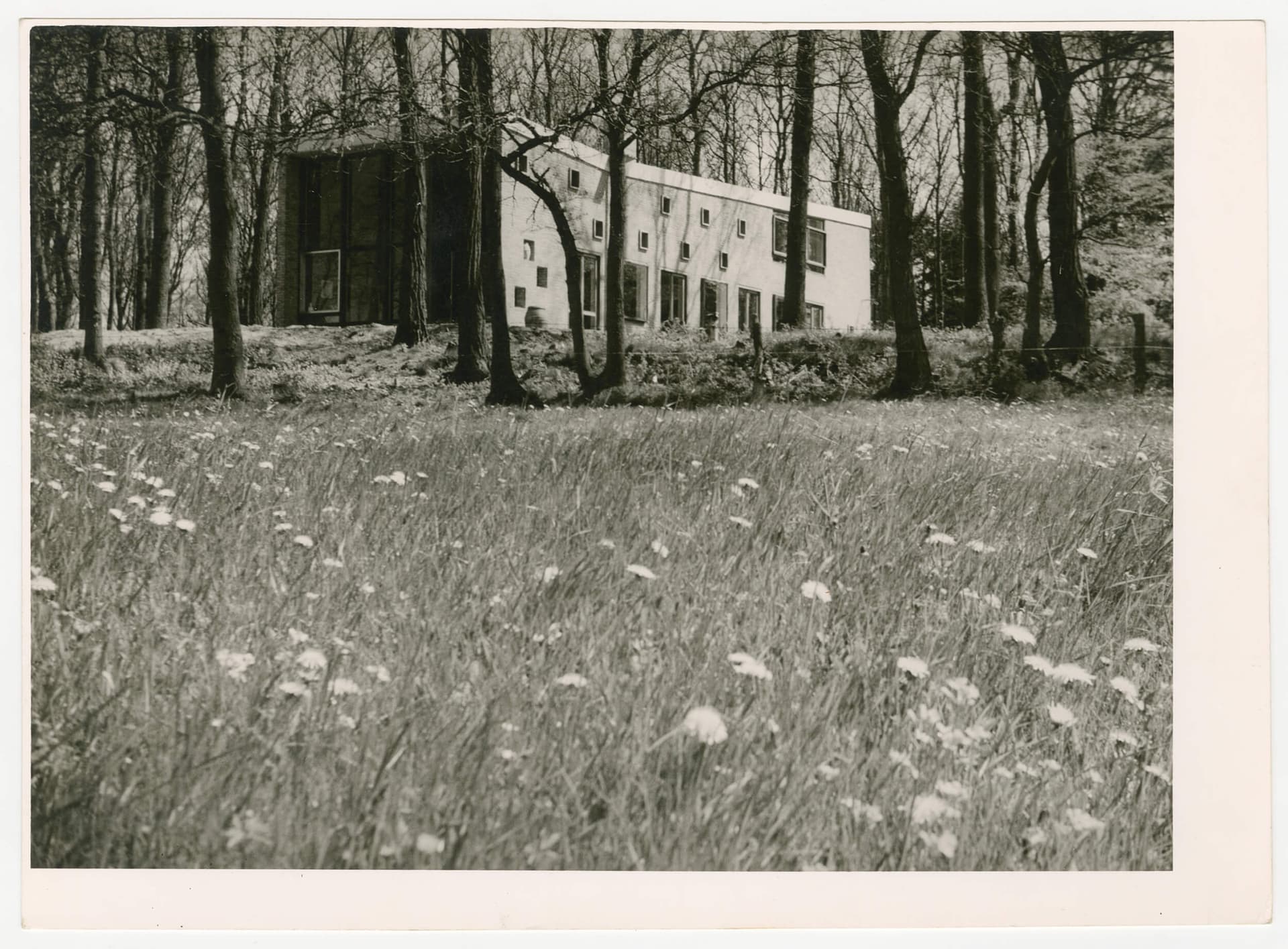 J. Vegter, Woon-, werk en vakantiehuis Vegter, Gorssel, 1957. Omdat Vegter hier ook werkt, is de moduulmaat van het gehele huis gebaseerd op de tekentafel. Archief: J.J.M. Vegter, dossier Woonhuis Gorssel.