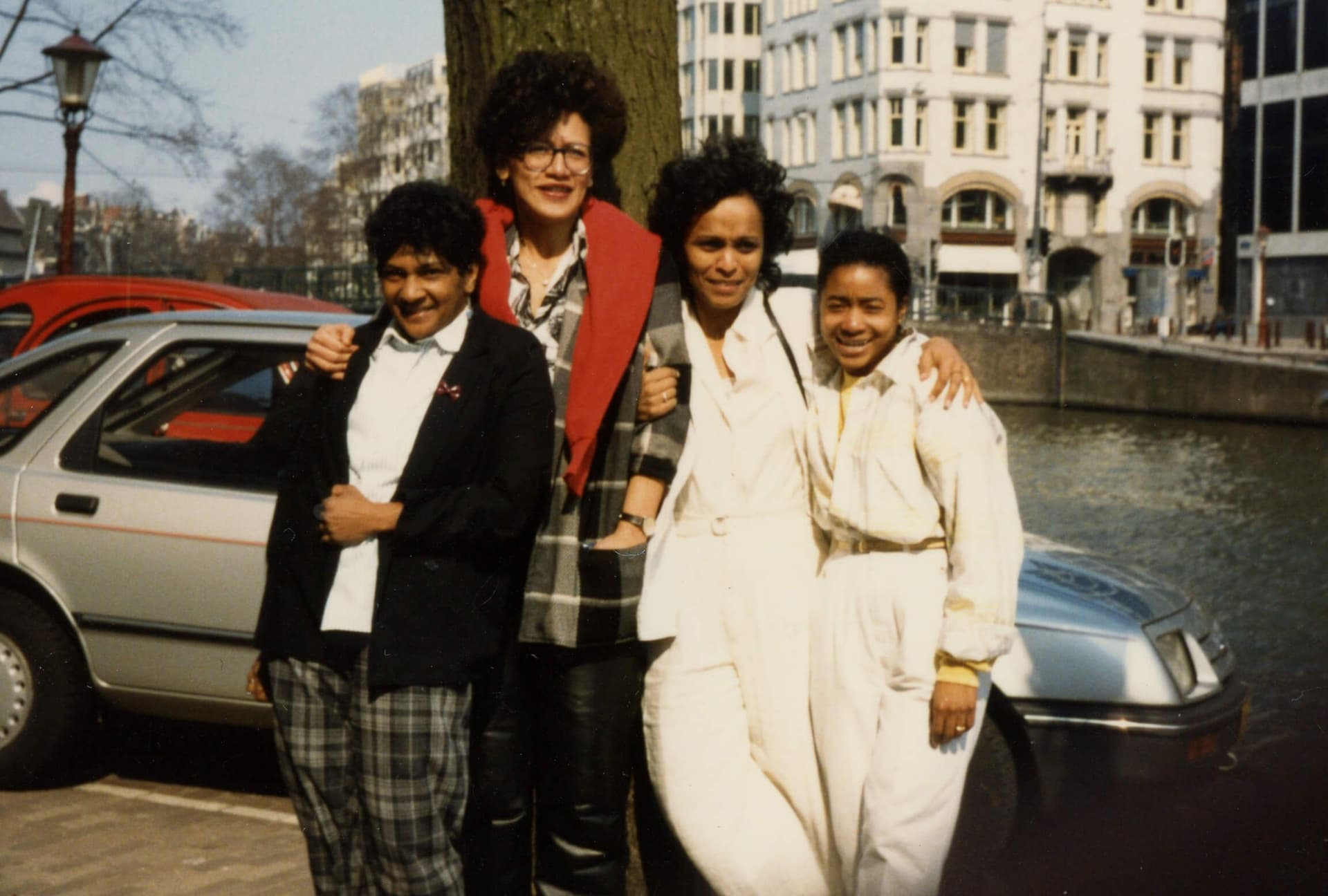 Groepsportret collectief Sister Outsider, leden van links naar rechts: Tania Leon, Gloria 
Wekker, Joice Spies, Tieneke Sumter, voor het Zwarte en Migranten Vrouwencentrum Flamboyant, Amsterdam, 1986(?), foto: onbekend. Bron: Collectie IAV-Atri… 