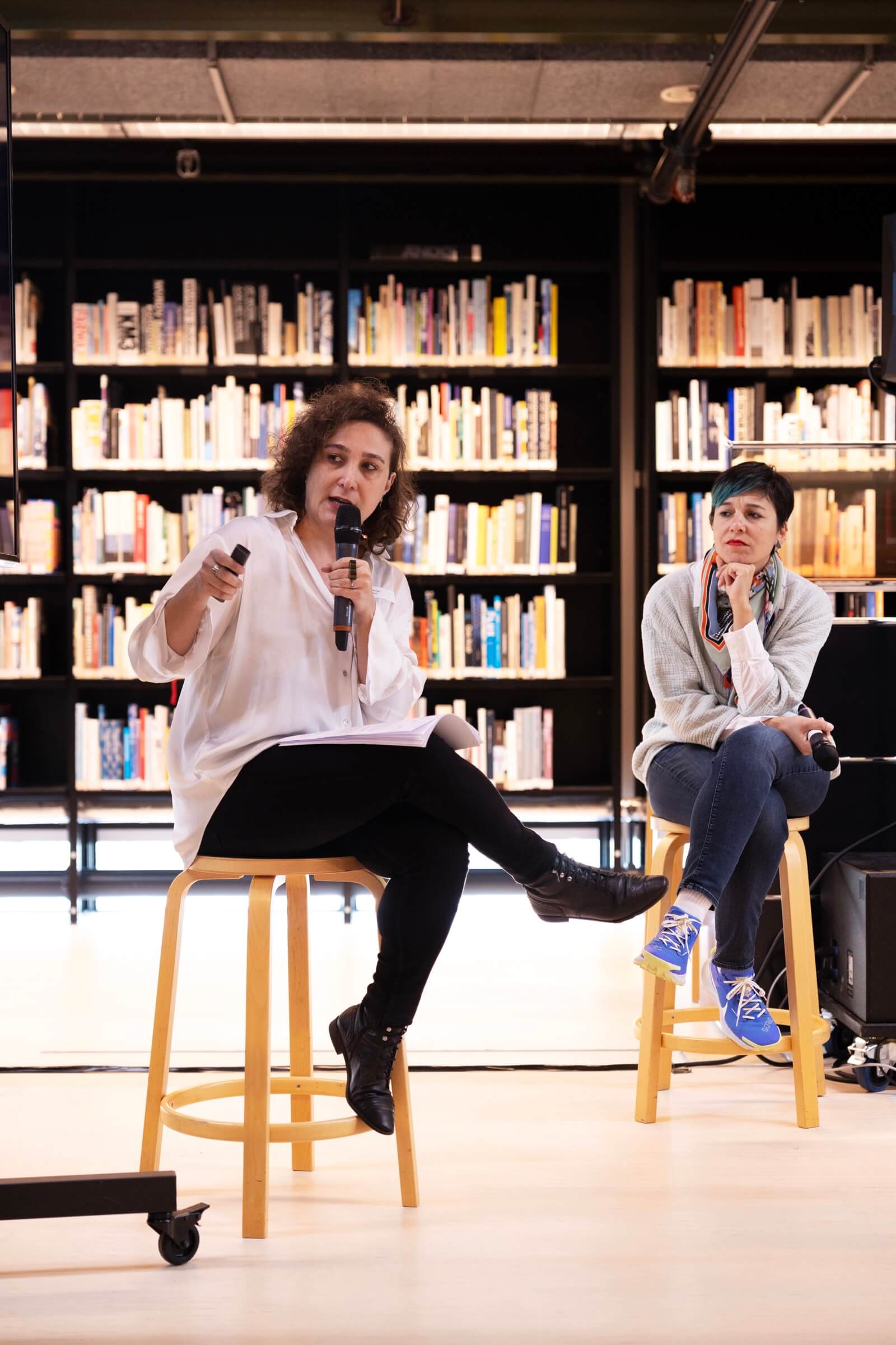 Fatma Çolakoğlu (SALT) tijdens haar presentatie. Foto Florine van Rees. 