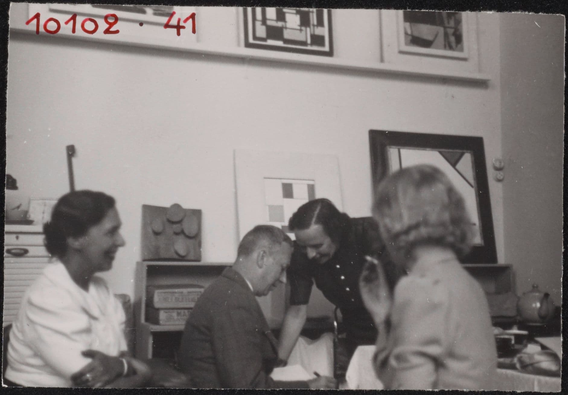 Gasten in de atelierwoning van Theo en Nelly van Doesburg te Meudon-Val-Fleury. Foto Piet Zwart, mogelijk genomen tijdens de CIAM conferentie in Parijs, 1937. Collectie Het Nieuwe Instituut, ZWAR ph725. Copyright Pictoright 