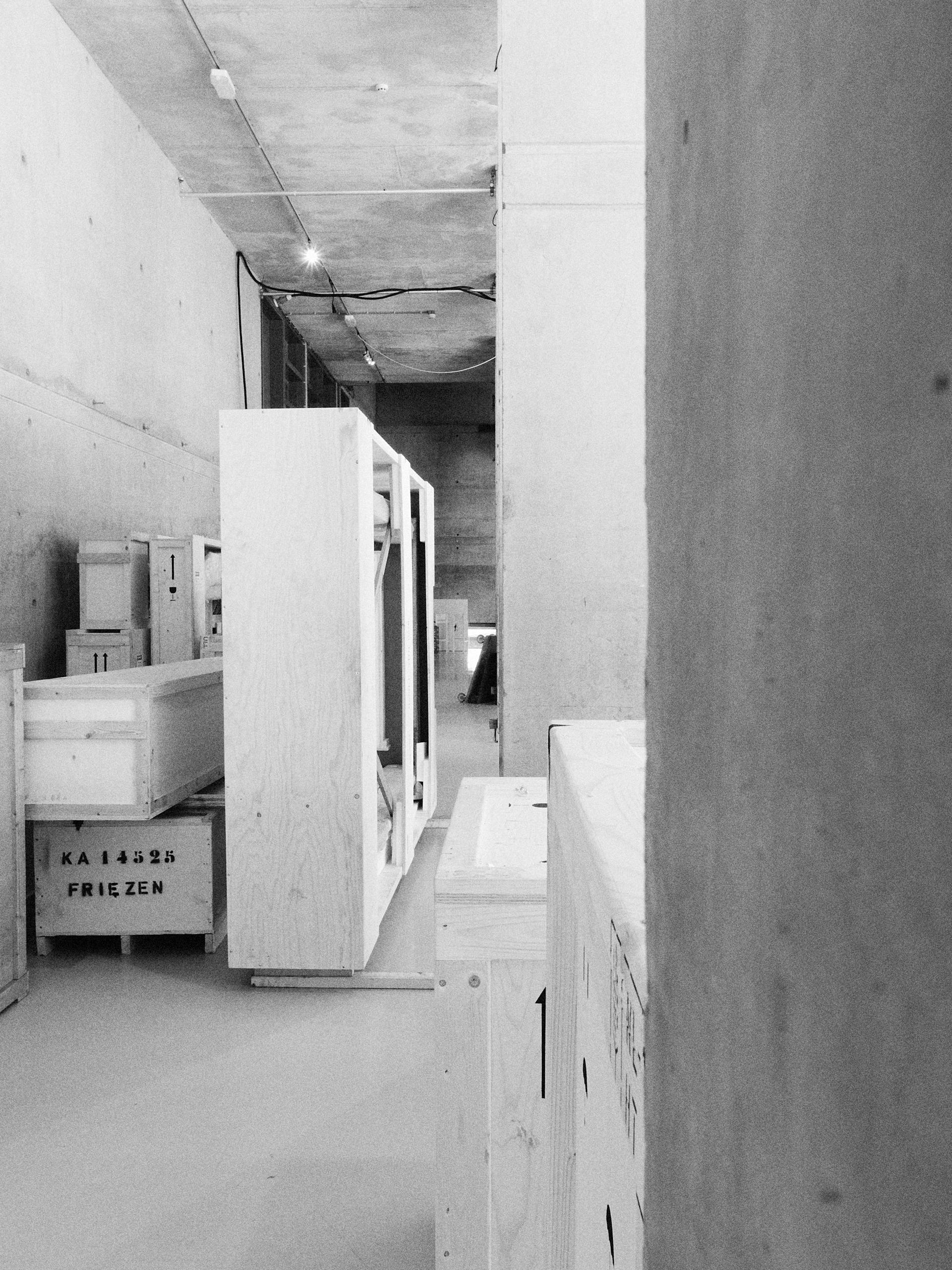 Onderdelen van stijlkamers, verpakt in kisten. Foto Johannes Schwartz 