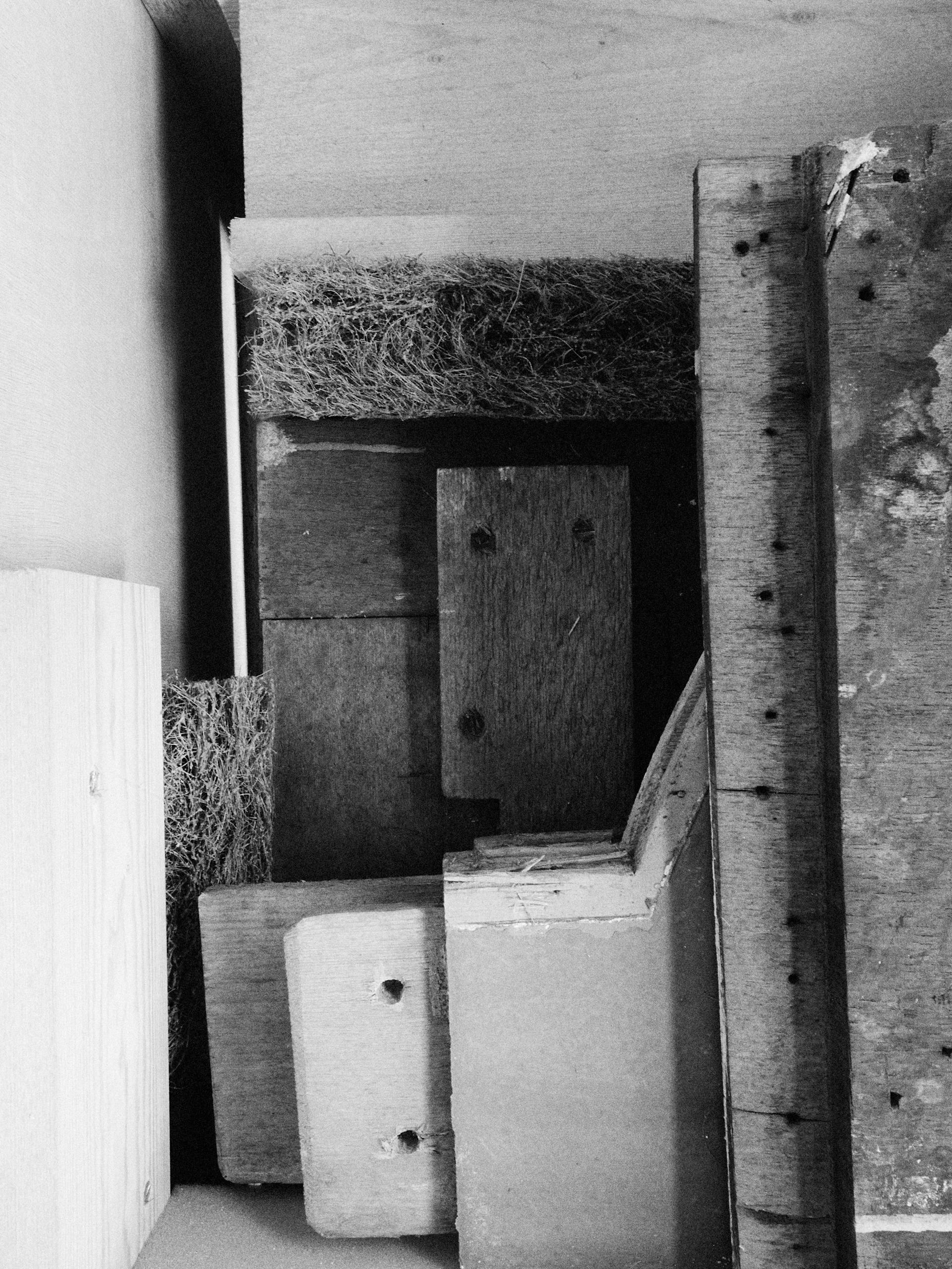 Onderdelen van stijlkamers, verpakt in kisten. Foto Johannes Schwartz
