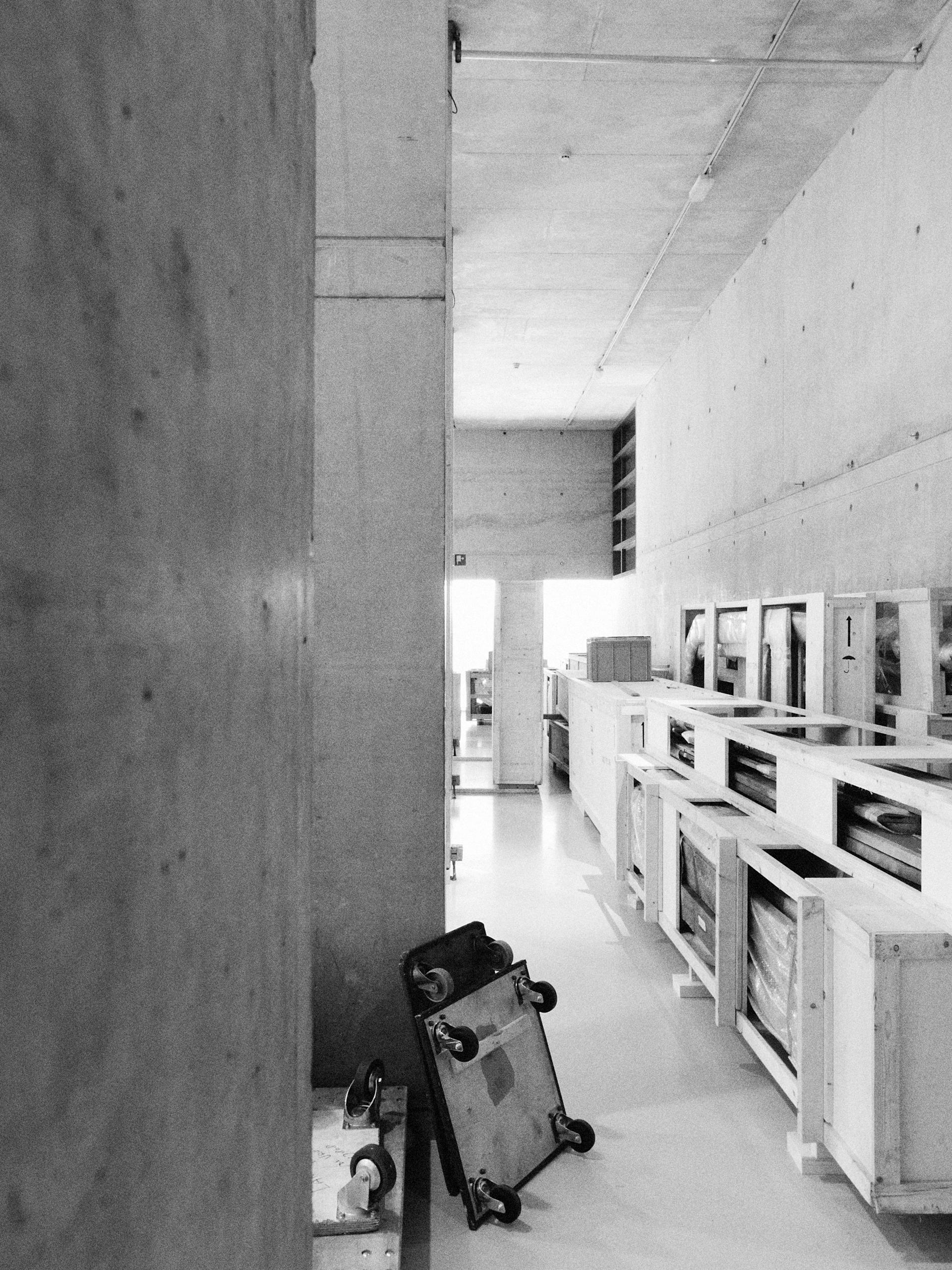 Onderdelen van stijlkamers, verpakt in kisten. Foto Johannes Schwartz