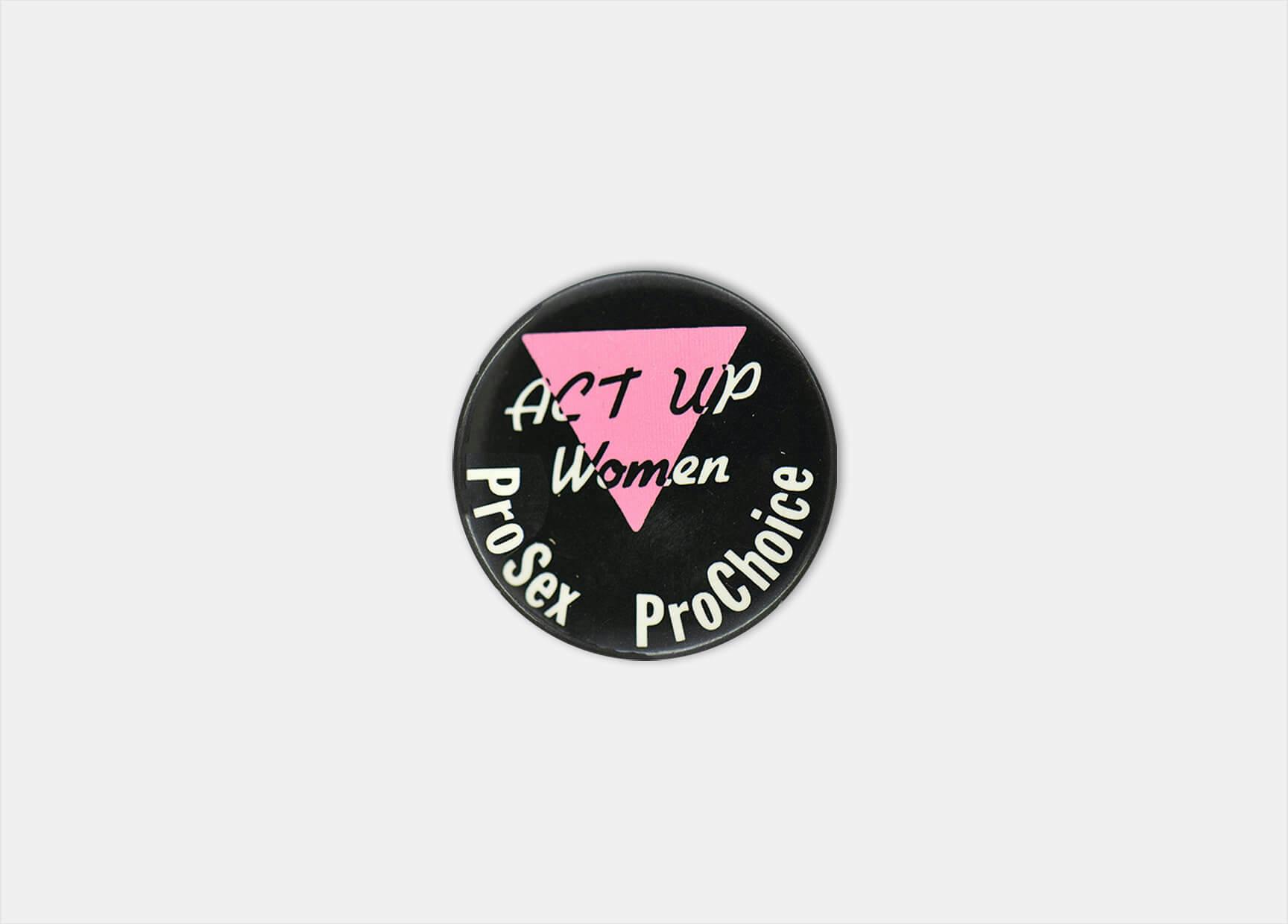 Button “Act Up Women. ProSex ProChoice” [Laat van je horen vrouwen. ProSex ProKeuze] van groep Act Up Women, 1988, ontwerp: onbekend. Bron: IHLIA LGBTI Heritage 