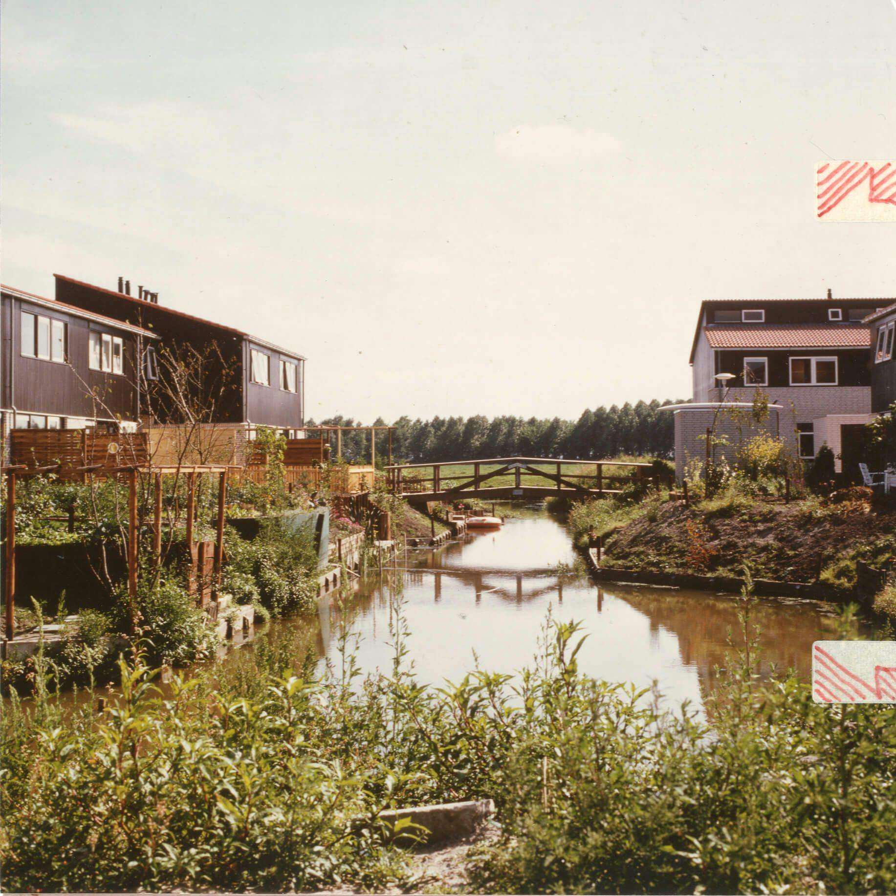 Van den Broek en Bakema. Woonbuurt in de Tanthof, integratie van water, parkeren, laagbouw, 1975-1981. Collectie Broekbakema. 