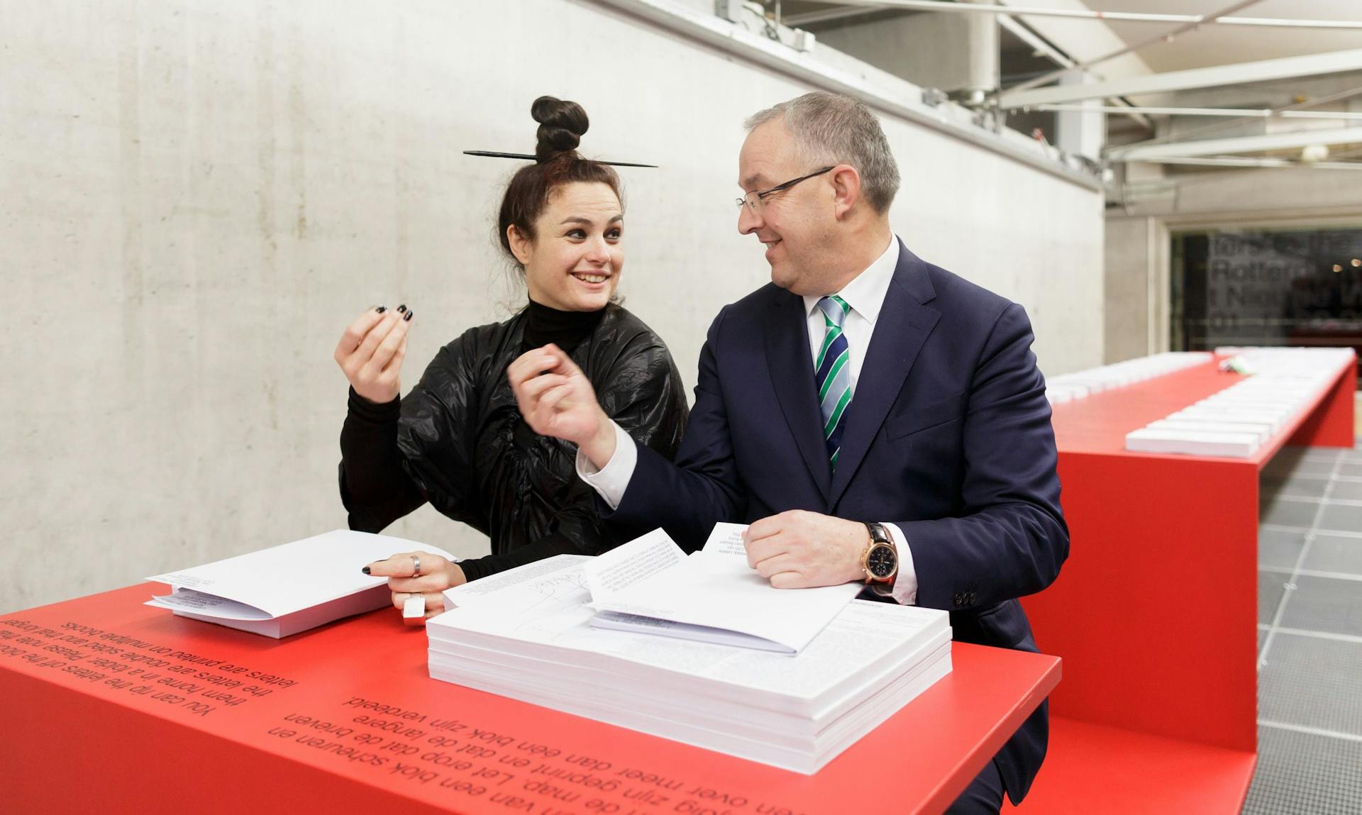 Opening Letters to the Mayor. Curator Eva Franch (Storefront for Art and Architecture) en de burgemeester van Rotterdam, Ahmed Aboutaleb. Foto Fred Ernst. 