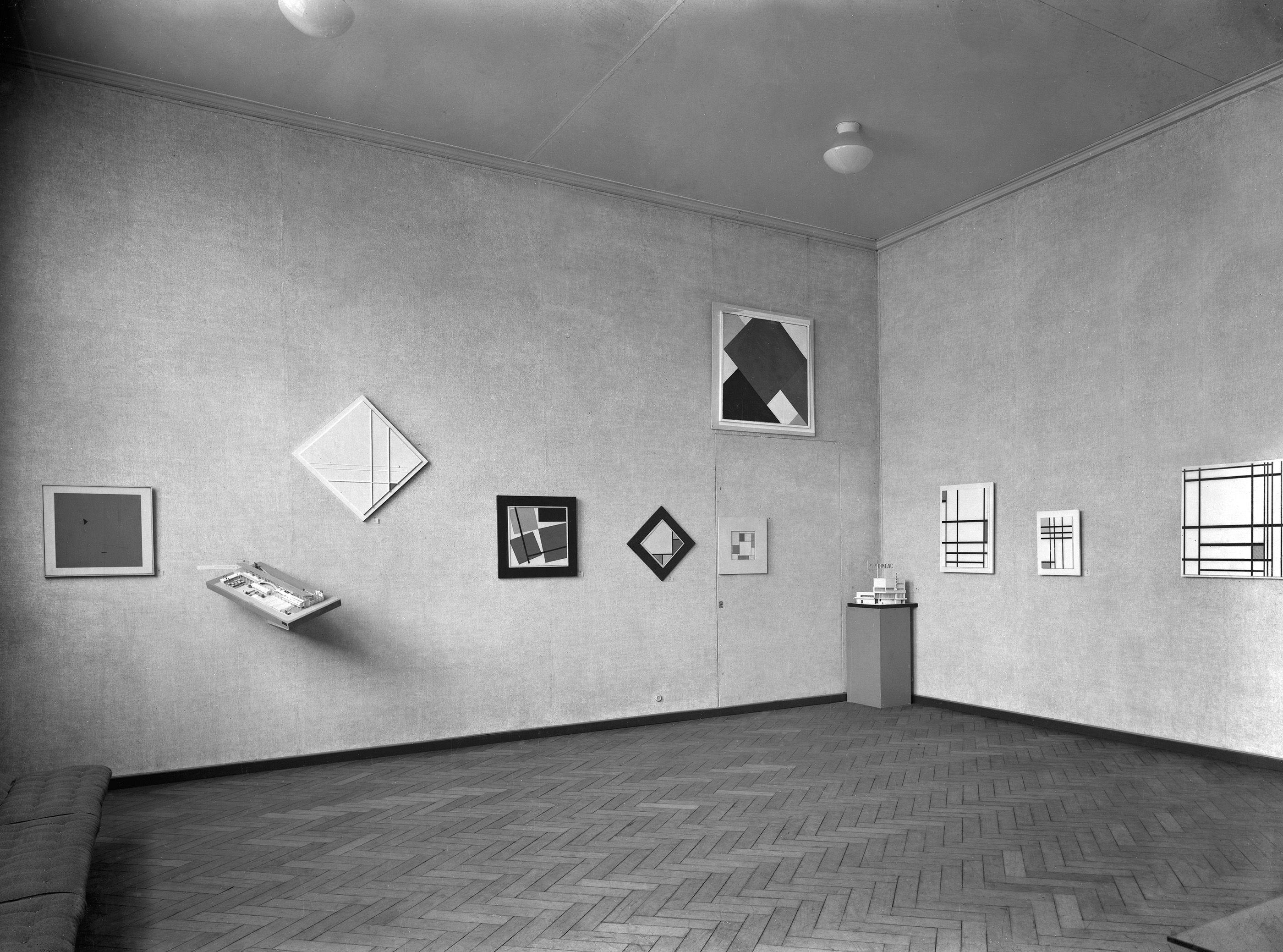 Tentoonstelling Abstracte kunst, 1938. Foto Stedelijk Museum Amsterdam 