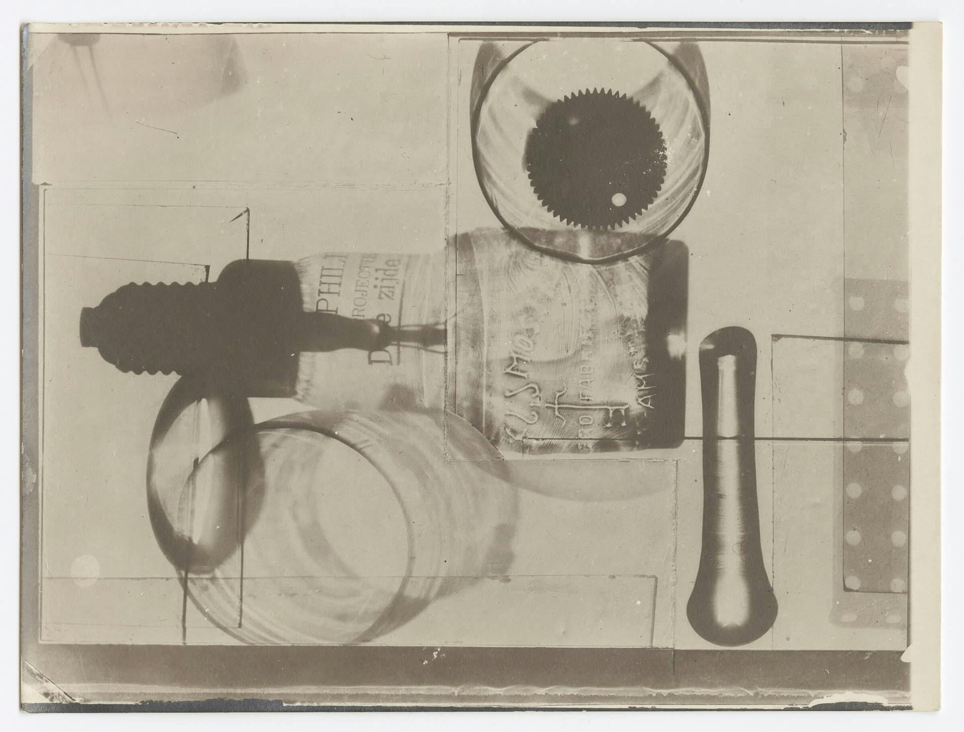 El Lissitzky en Vilmos Húszar. 4/i/Lampe Heliokonstruktion 125 Volt 1923. Ontwikkelgelatinezilverdruk op gebariteerd papier. Collectie Het Nieuwe Instituut, EEST 10.1414. © Pictoright. 