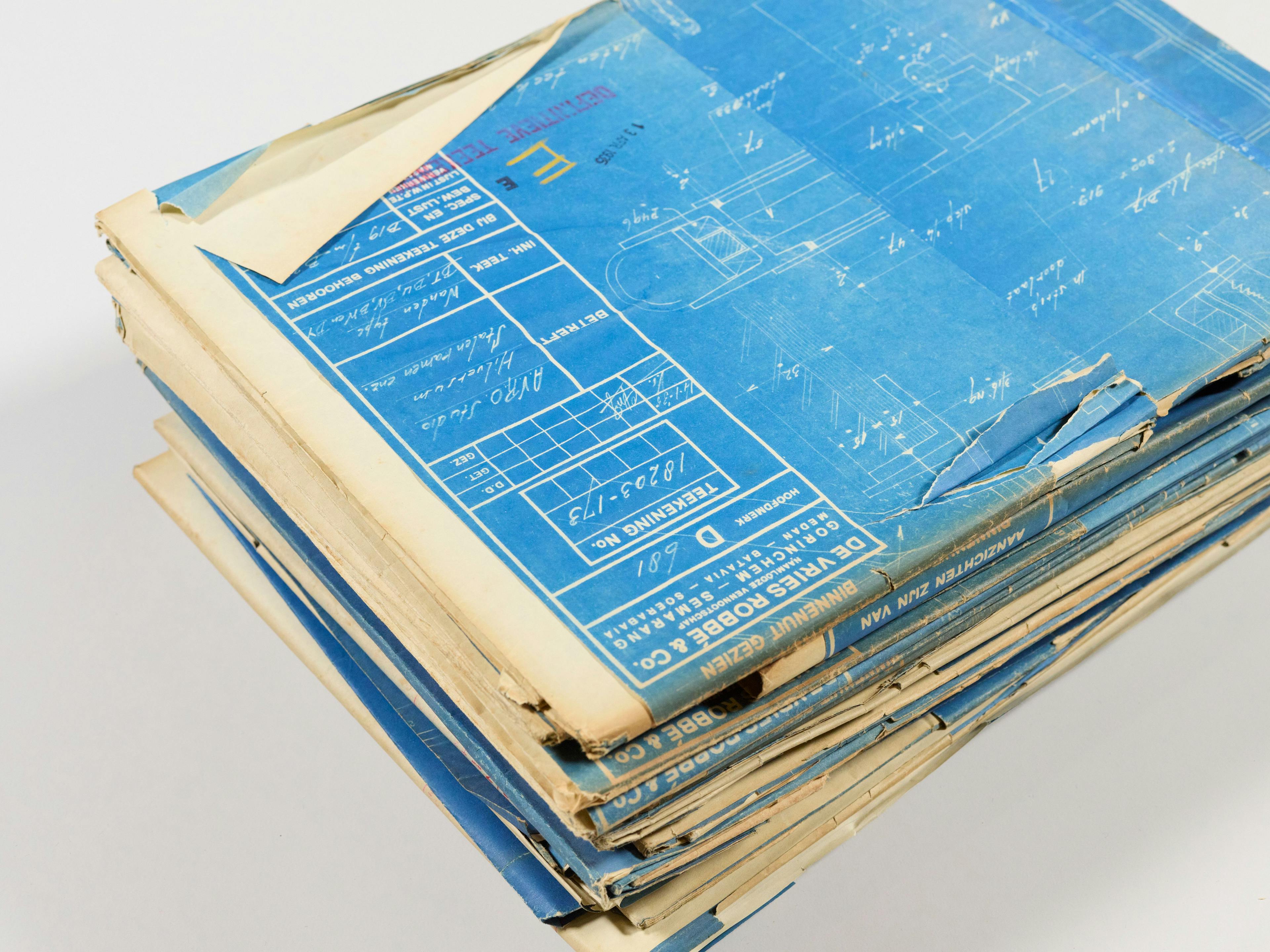 The edges of this stack of blueprints have been damaged by sliding and bumping. Blueprints, 1935, Nieuwe Instituut Collection, Bureaus Merkelbach, Elling & Karsten Archive, MELKt11.1b. Photo Johannes Schwartz.