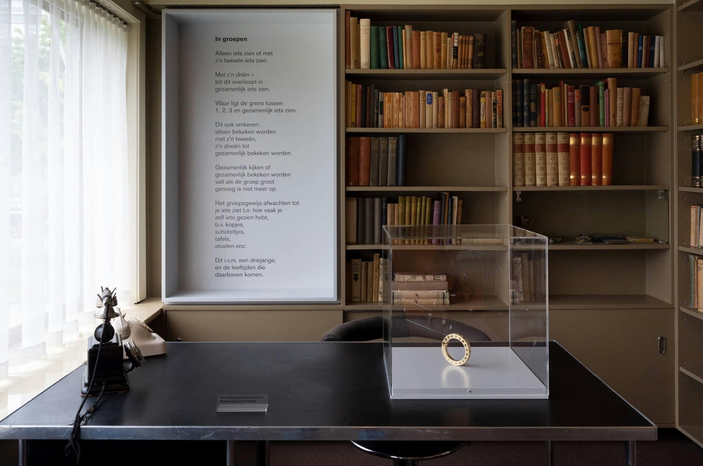 Impressie van de tentoonstelling Gijs Bakker & K. Schippers: Beginselen in Huis Sonneveld, 11.07.2020 – 10.01.2021. Foto: Johannes Schwartz. Op deze foto staan het sieraad ‘Bracelet with holes (268)’ van Gijs Bakker en het gedicht ‘In groepen’… 