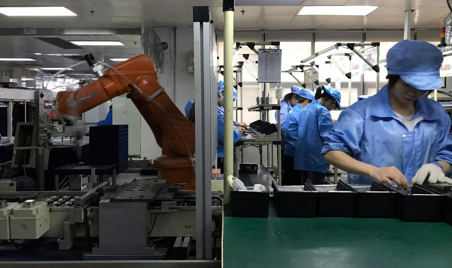 Human and robotic workers in the Rapoo factory, Shenzhen (2017). Photo: Merve Bedir 