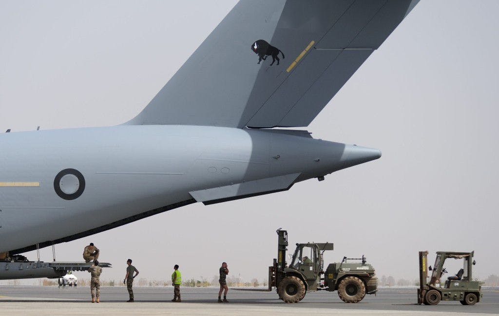 Canada stuurt vrachtvliegtuigen en 30 militairen om te assisteren bij het transport van wapens in Irak. Foto Canadian Forces 