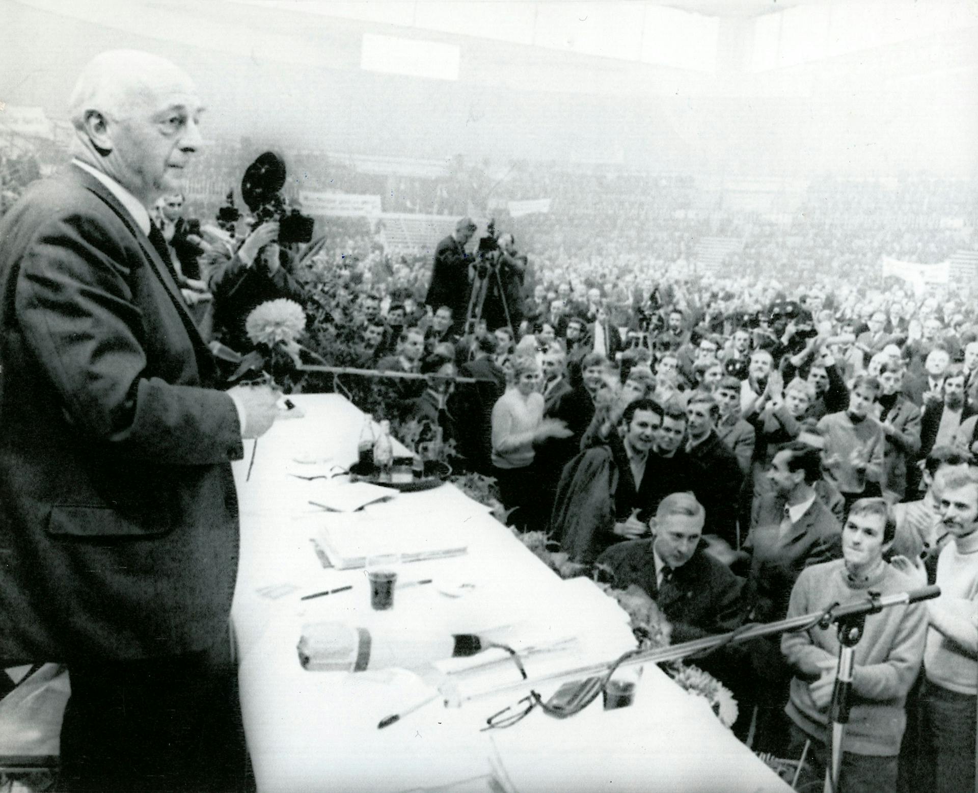  Mansholt bij een boerenprotest in Kiel, Duitsland 13 december 1969. Mansholt probeert de ruim 4000 boeren uit Sleeswijk-Holstein toe te spreken, terwijl zij hem uitjoelen. Credits: Nationaal Archief/ Spaarnestad Photo/ UPI/ fotograaf onbekend 