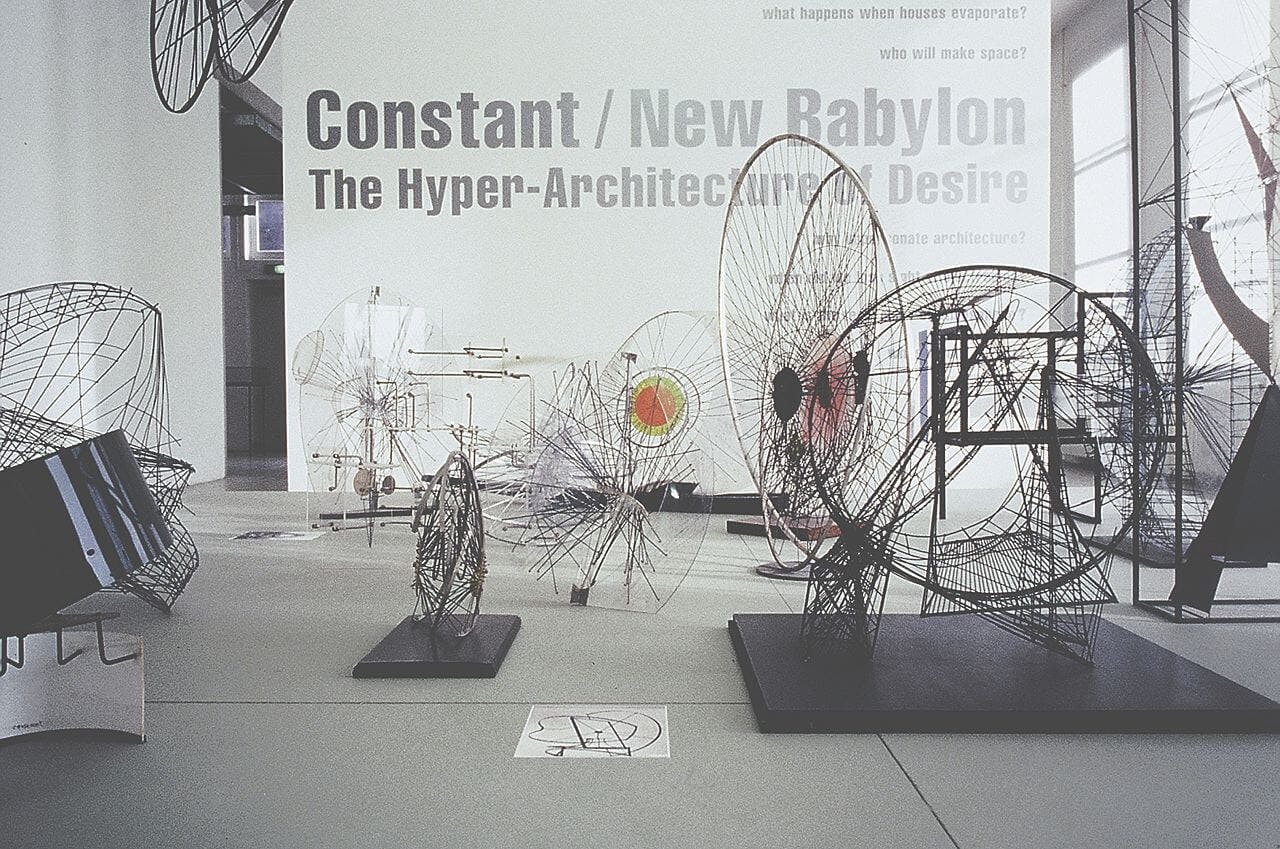 Tentoonstellingsoverzicht Constant / New Babylon, 21 november 1997 - 10 januari 1998, Witte de With Centrum voor Hedendaagse Kunst, Rotterdam. Constant Nieuwenhuys. Beeld met dank aan Kunstinstituut Melly. 