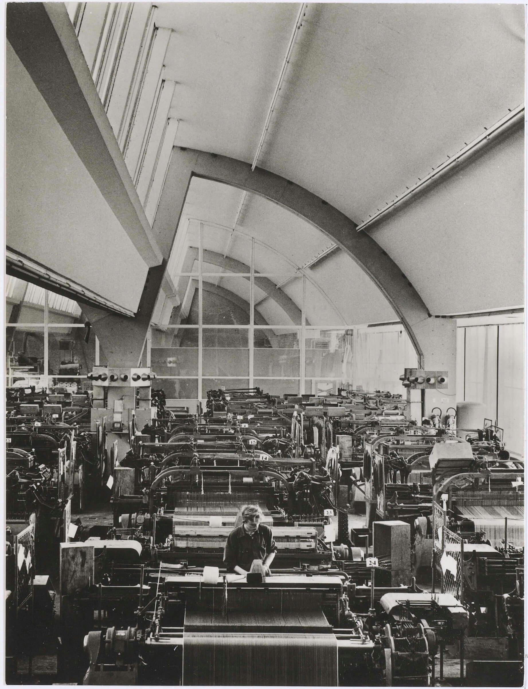 Interieur weverij van de nieuwe fabriek van Weverij van De Ploeg, Bergeijk, 1960-1980. Fotograaf onbekend. Collectie Textielmuseum. 