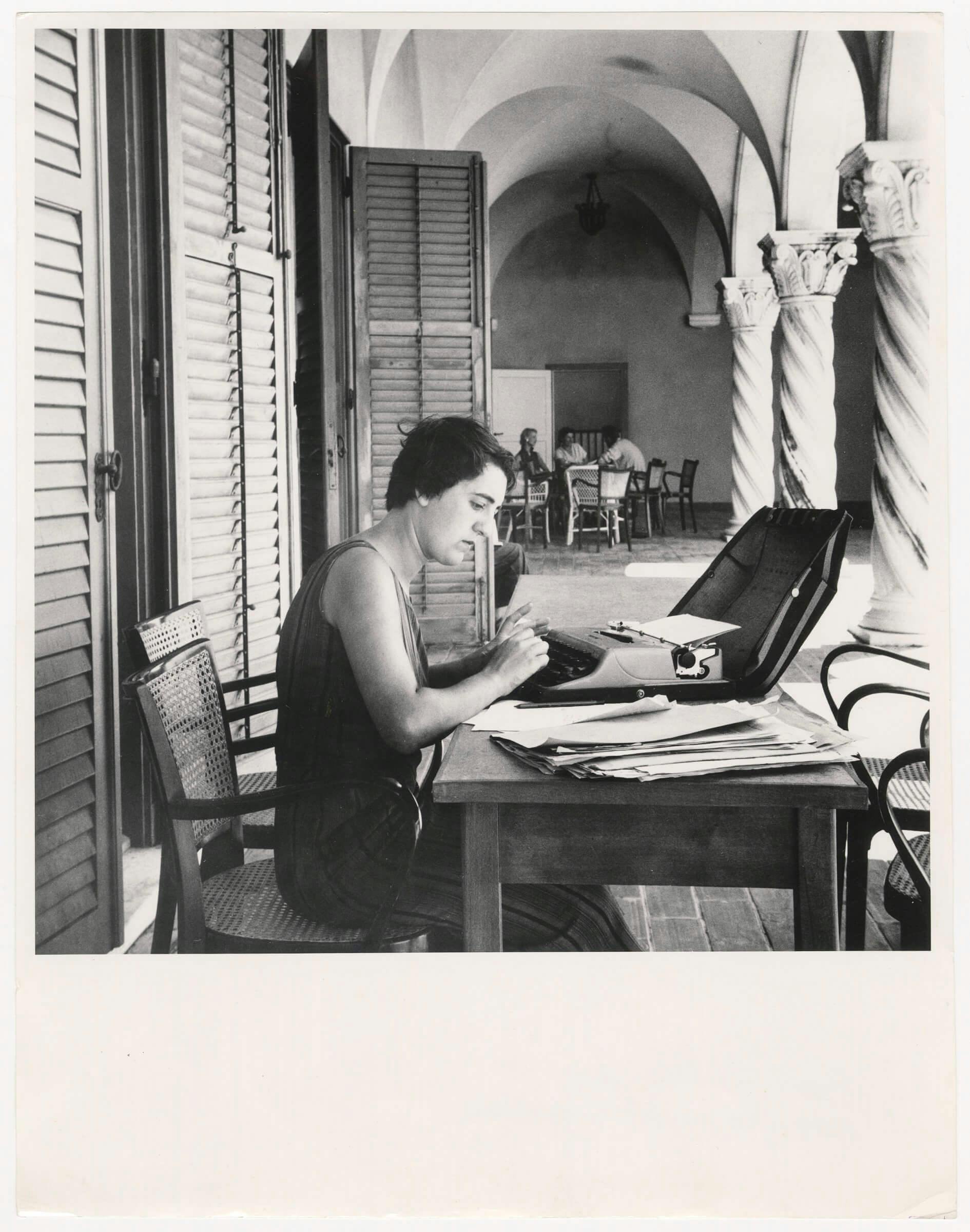 Alison Smithson tijdens de CIAM conferentie in Dubrovnik, 1956. Foto John Voelcker. Collectie Het Nieuwe Instituut, TTEN f6.4 