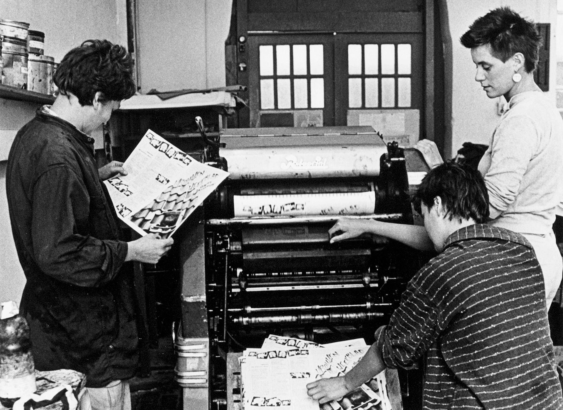 Women printing the first “Vrouwenweekblad” [Women’s Weekly] at Drukkerij de Brandweervrouw, 1982, photo: Anne Vaillant, Source: Collection IAV-Atria  