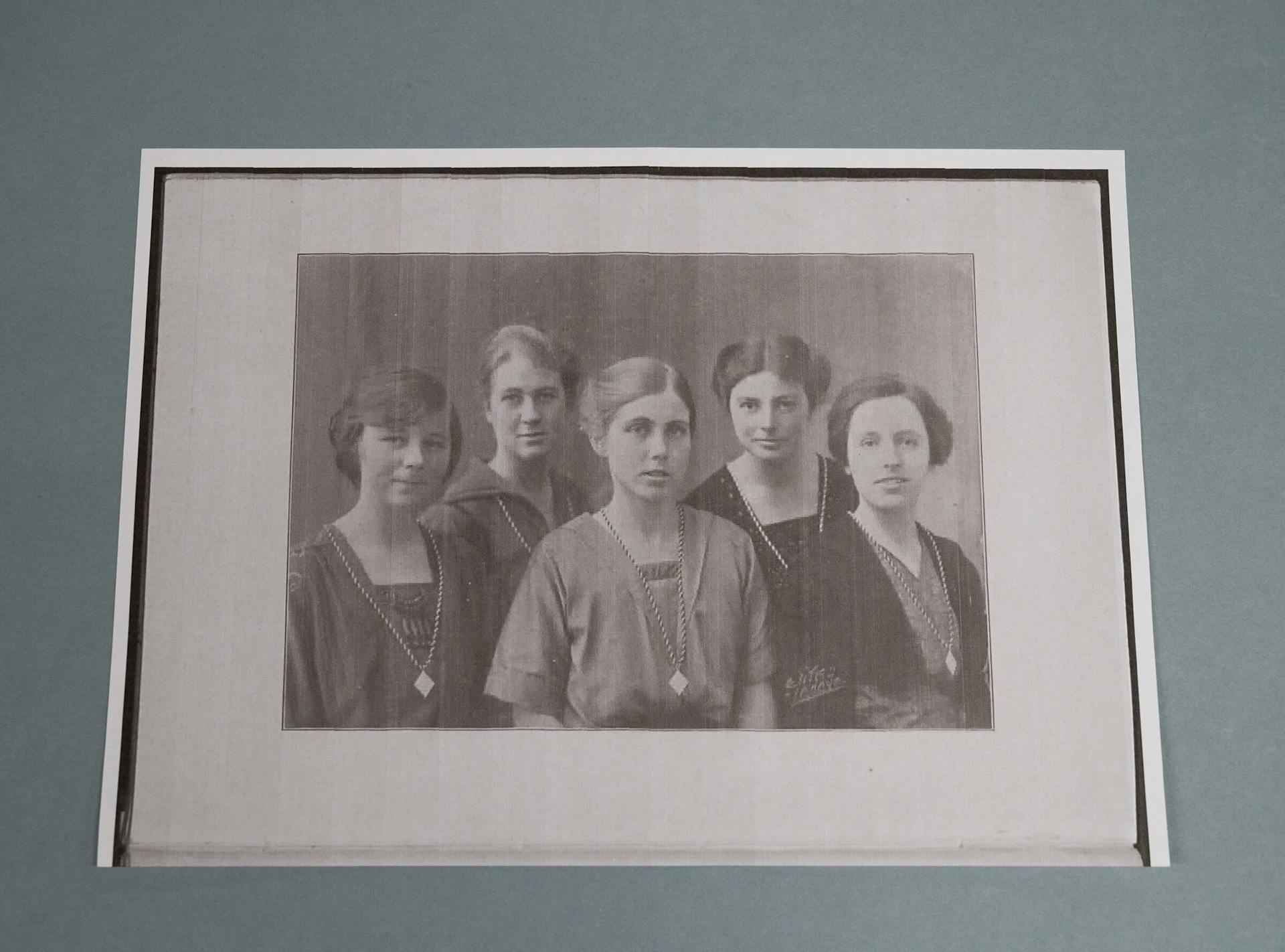Groepsportret. G. Gratama in het midden, samen met de andere leden van de Delftse vrouwelijke studentenvereniging. Collectie Het Nieuwe Instituut. 