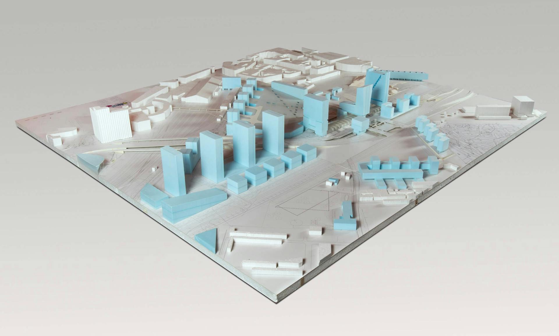 Maquette van het stedenbouwkundig plan, met hoogbouw boven het TGV-station. Collectie: NAi, Archief OMAR. 