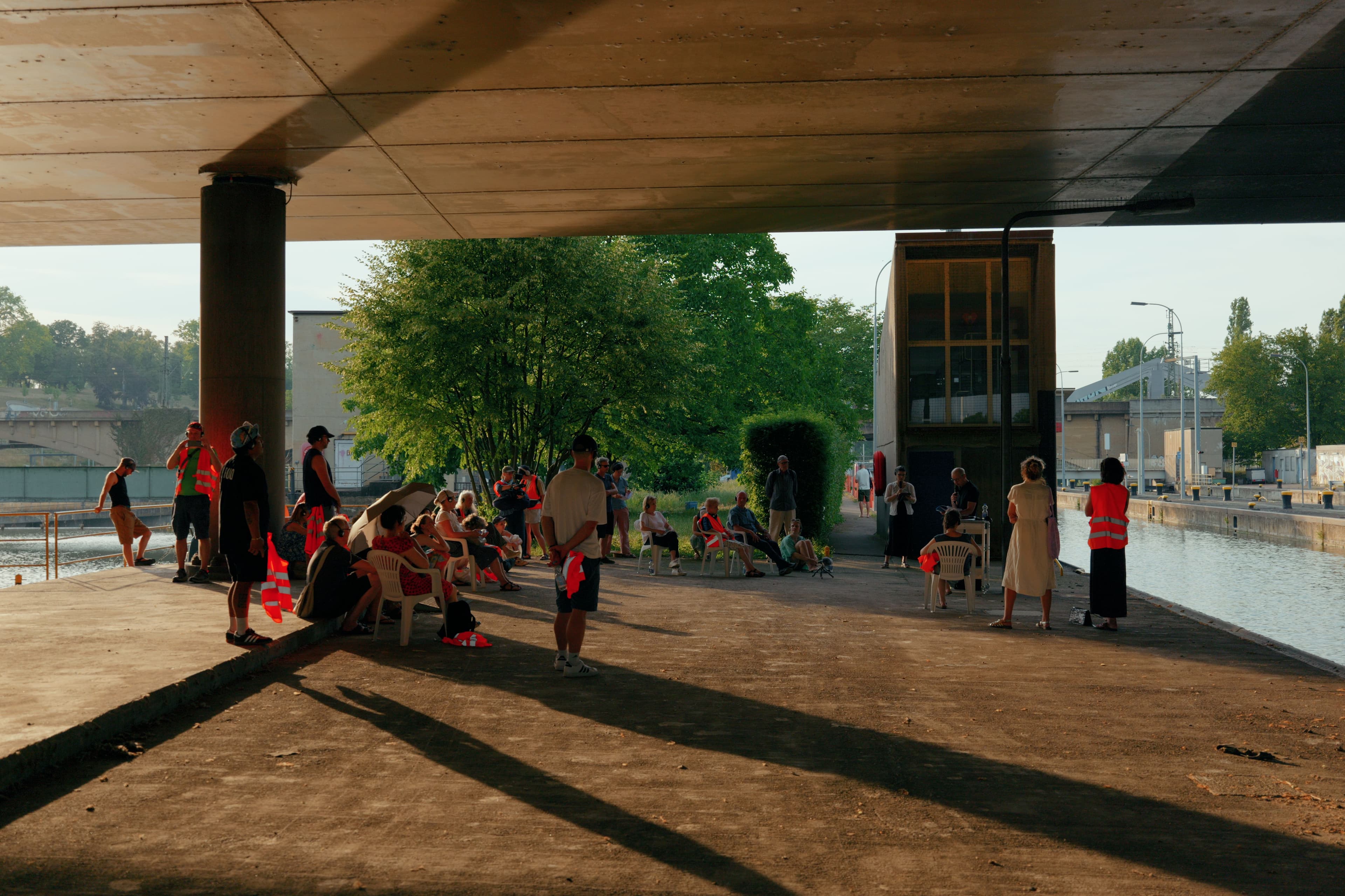 Lucille Béraud. Neckar tribunaal, 2026. Een artistiek en activistisch project in de vorm van een symbolische rechtzaak op het Neckar-eiland in Stuttgart, Duitsland.