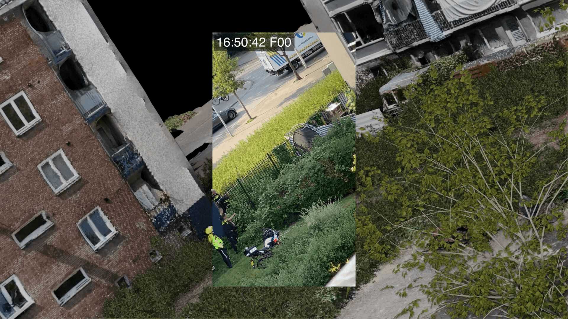 Opname uit een video van een omwonende, ingepast in een digitale reconstructie van de binnenplaats in Amsterdam Nieuw-West waar Sammy Baker om het leven kwam.