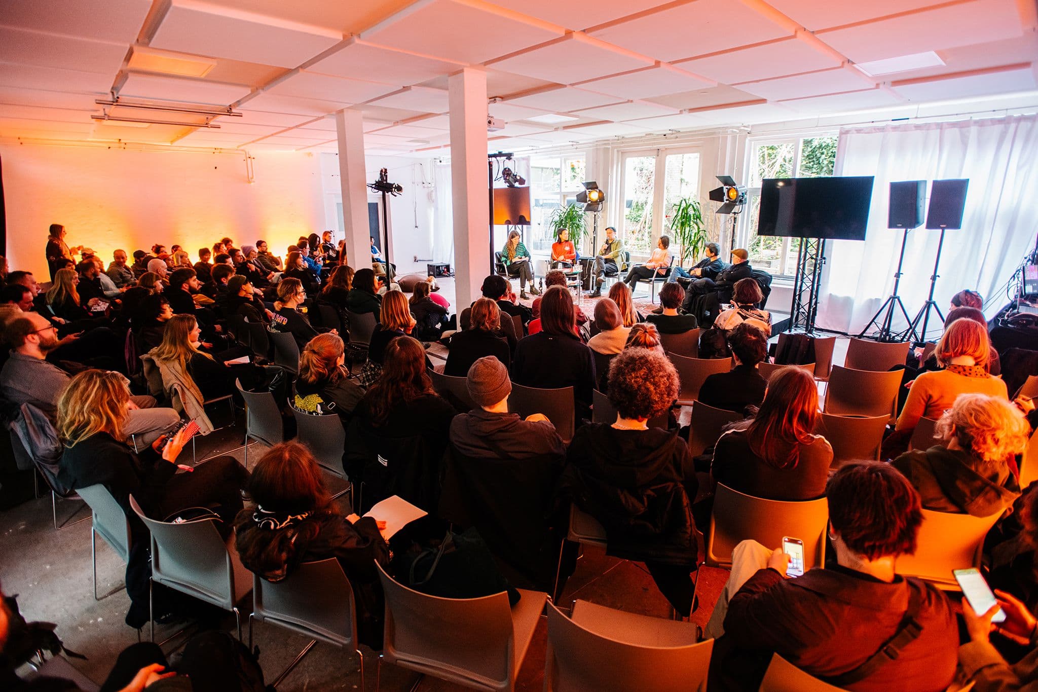 Internationaal Bezoeker Mark Peter Wright samen met andere gasten bij Instrumental Ecologies, Rewire Festival, 2023. Foto: Parcifal Werkman