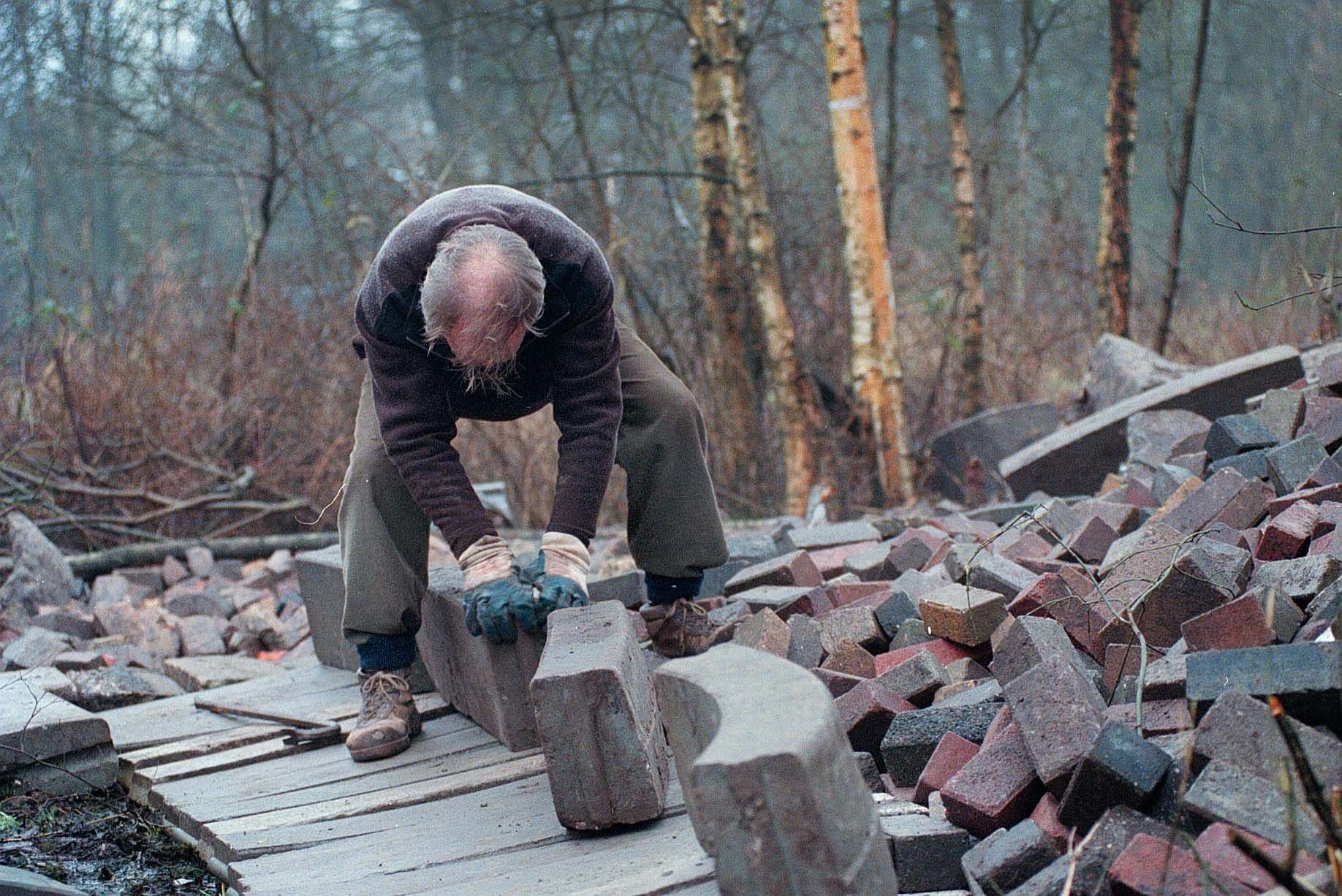 Louis Le Roy at work in the Eco Cathedral in Mildam. Photo: Peter Wouda.