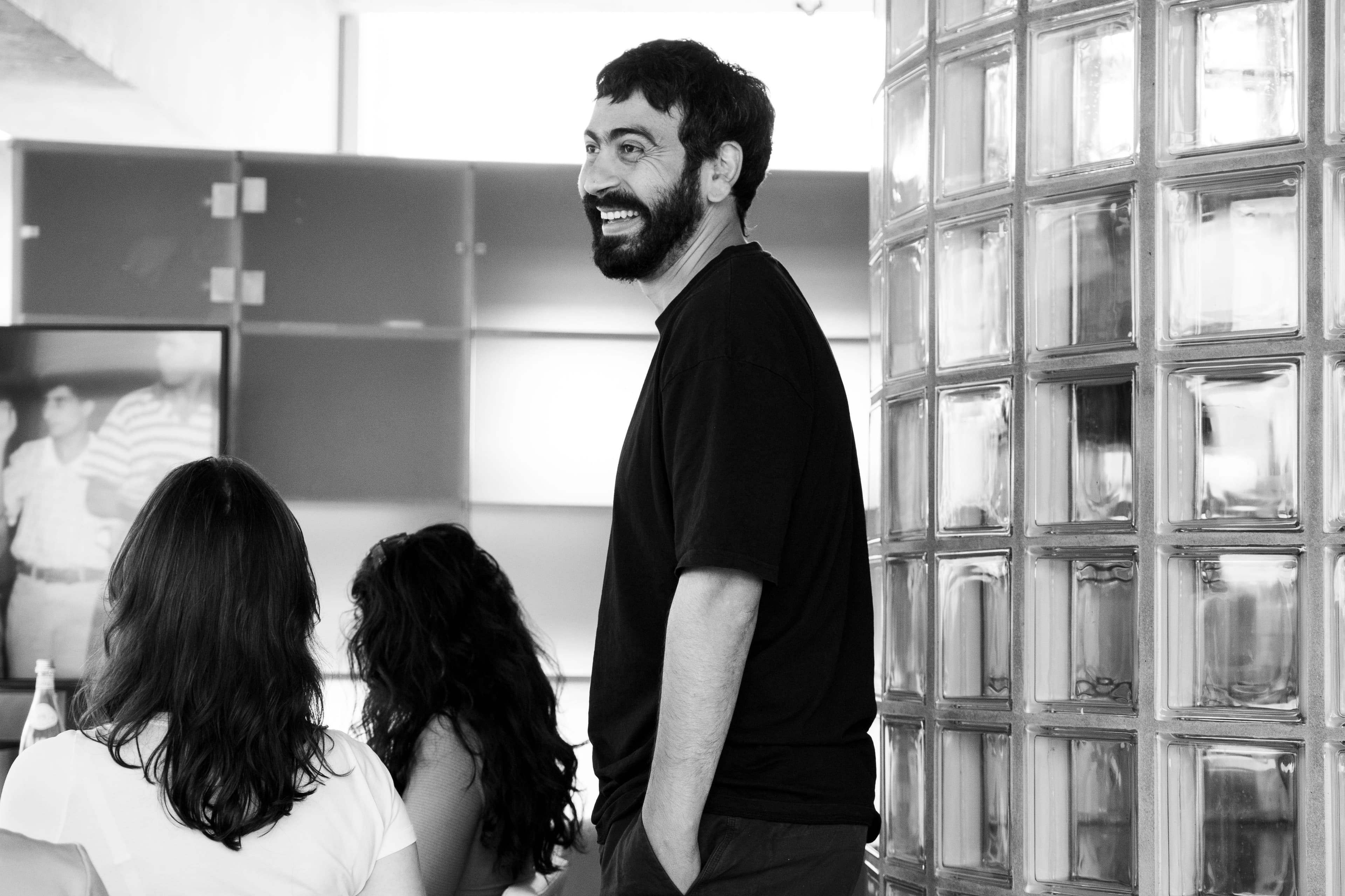 Mo'min Swaitat gives a workshop in the Nieuwe Instituut