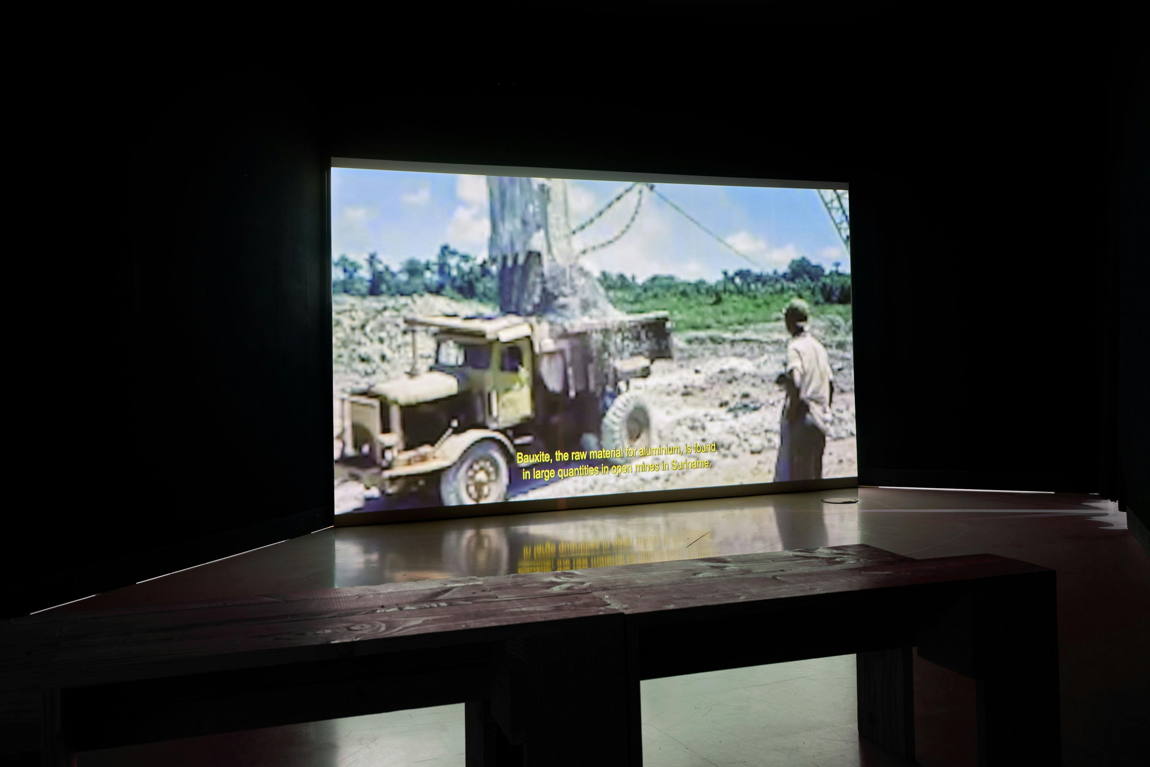 De film als onderdeel van de tentoonstelling Soengoe Kondre / Verzonken leven, in het Nieuwe Instituut in Rotterdam. Foto Aad Hoogendoorn.
