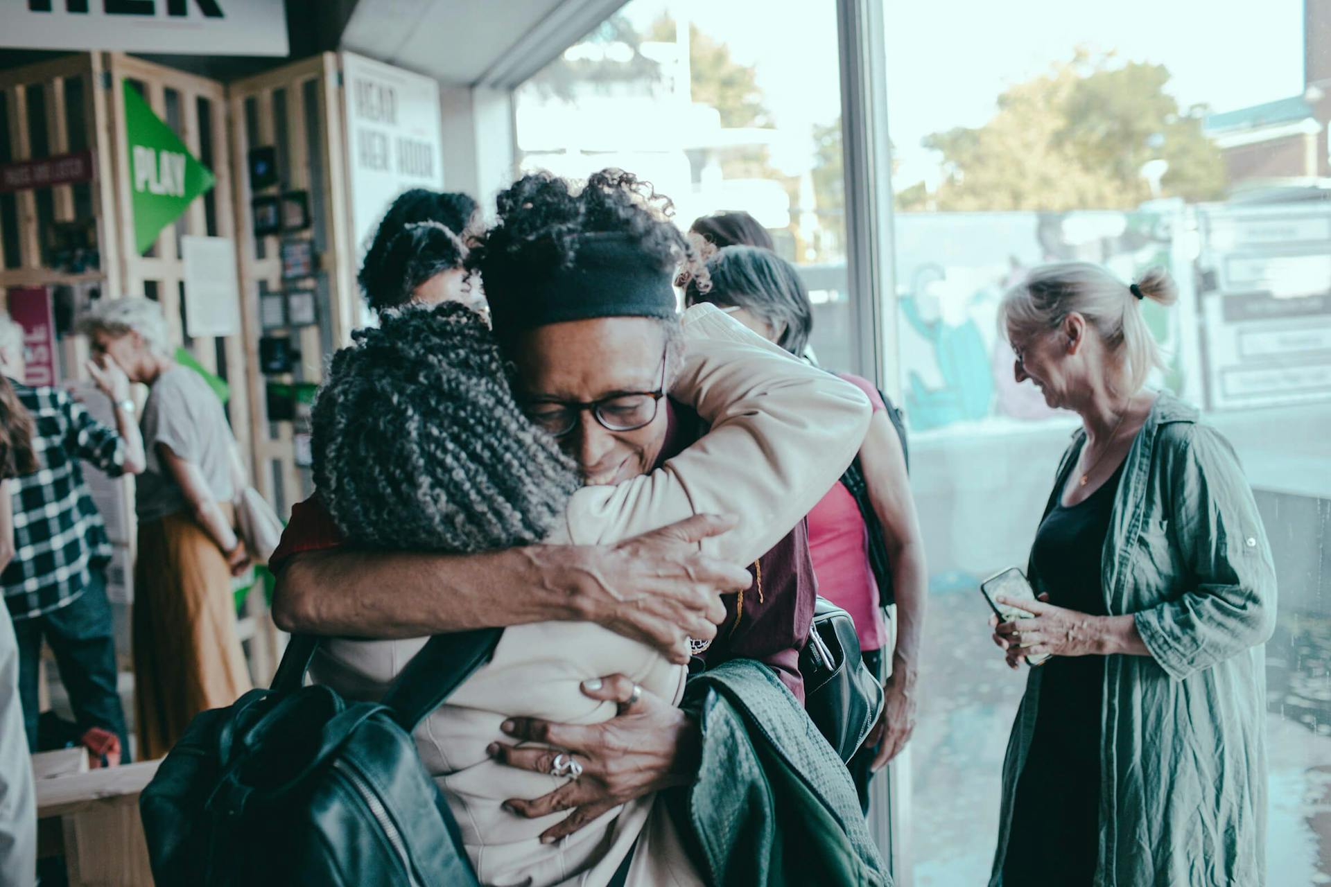 Anne Krul omhelst Tieneke Sumter tijdens de aftrap van de Feminist Assembly Month op 1 september 2022 in Het Nieuwe Instituut. Foto: Simaa Al-Saig 