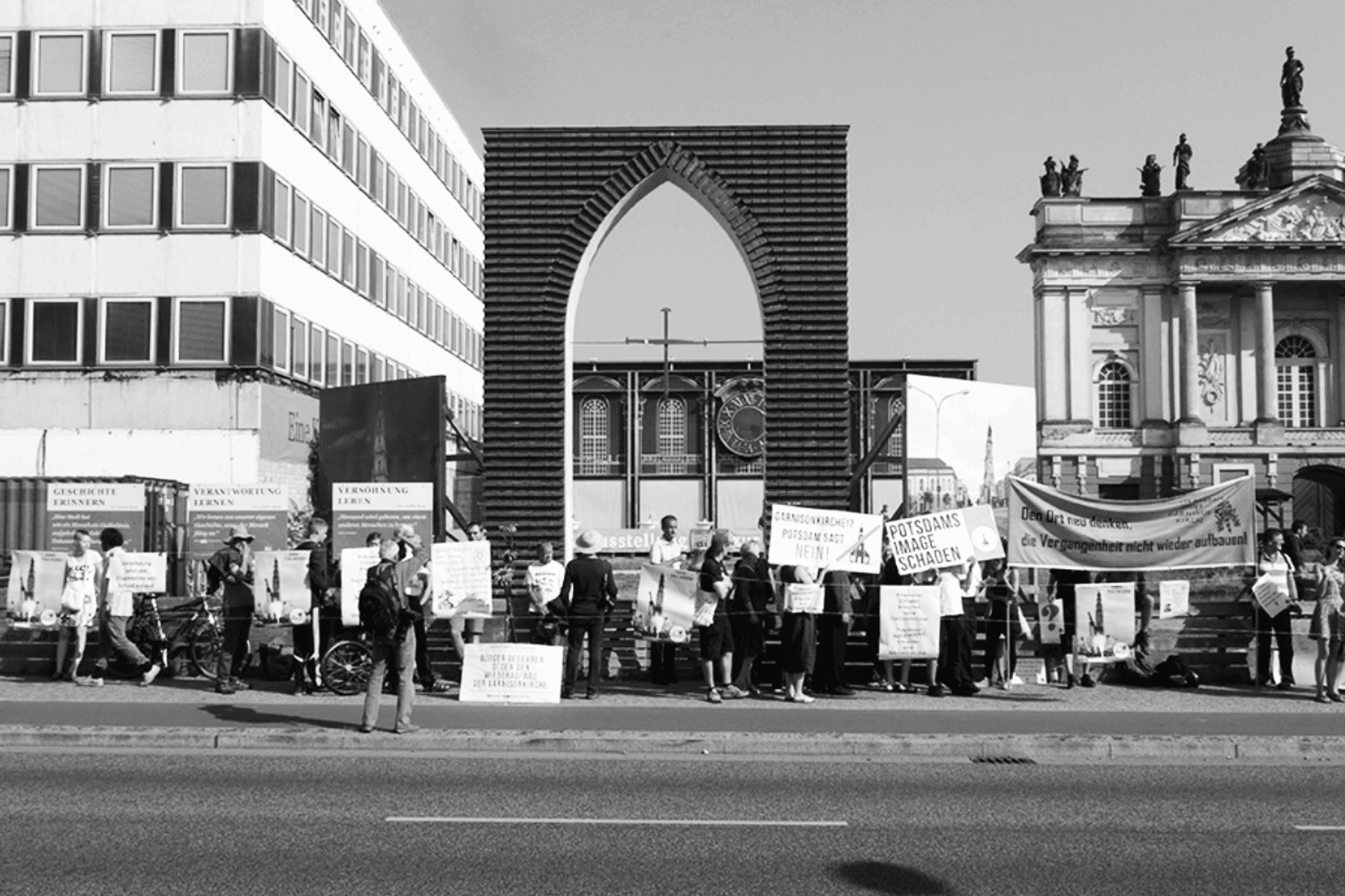 Demonstranten die betogen tegen de wederopbouw van de Garrison kerk, september 2016. Foto Philipp Oswalt. 
