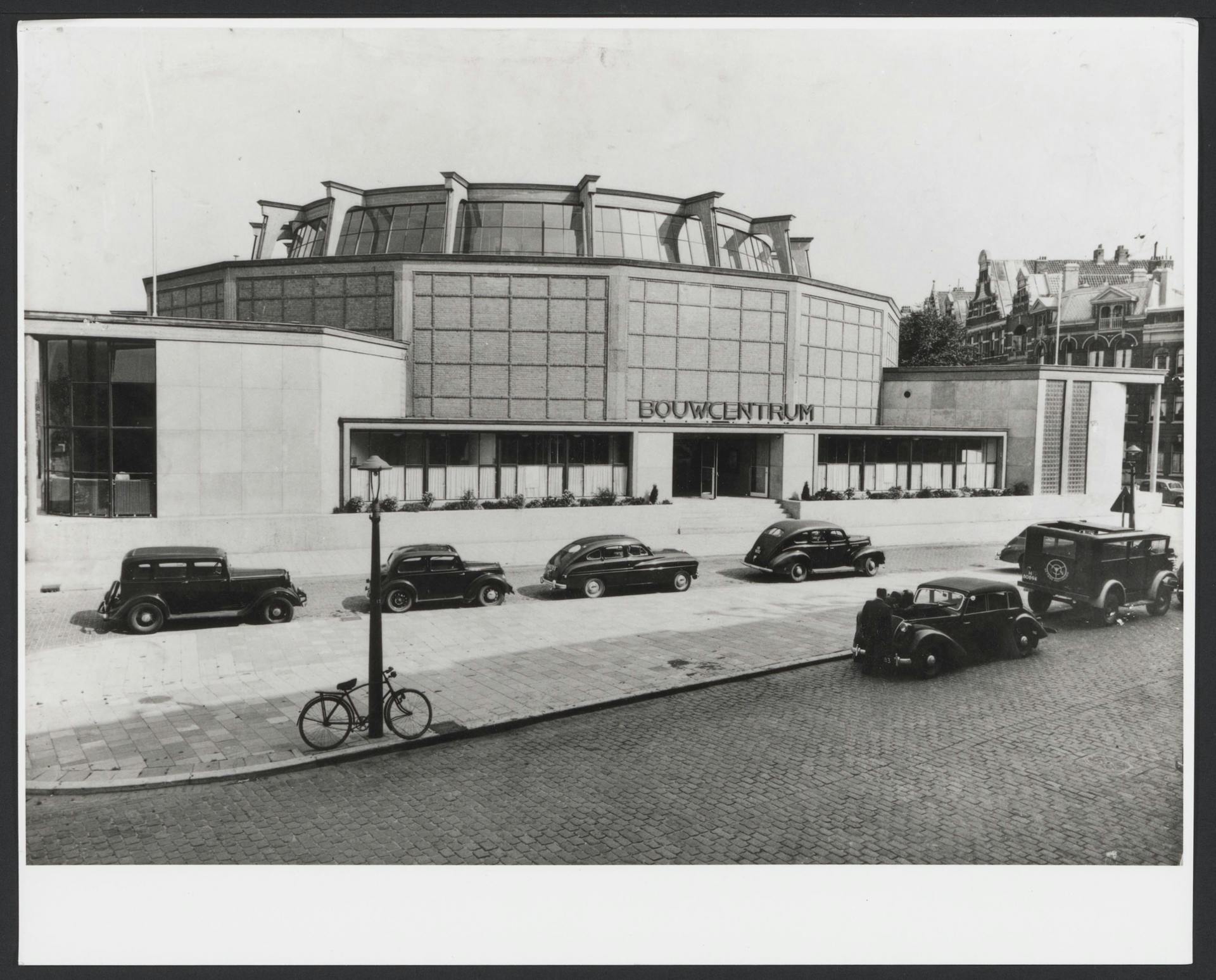 J. W. C. Boks. Bouwcentrum Rotterdam, exterieur, 1946-1949. Foto C. van Weele. Collectie Het Nieuwe Instituut, Archief BOKS ph54. © C. van Weele/MAI