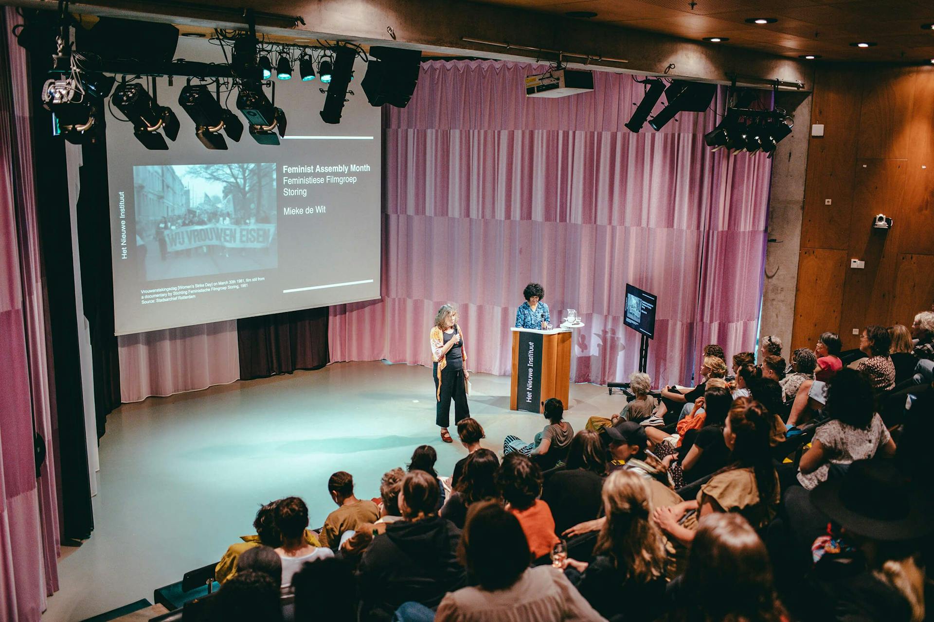 Mieke de Wit tijdens haar lezing over Feministiese Filmgroep Storing, bij de aftrap van de Feminist Assembly Month op 1 september 2022 in Het Nieuwe Instituut. Foto: Simaa Al-Saig 