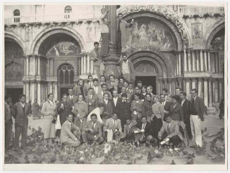 CIAM Summer School in Venetïe, 1956. Groepsfoto van deelnemers. Foto: Jaap Bakema. Collectie Het Nieuwe Instituut, BAKE f21