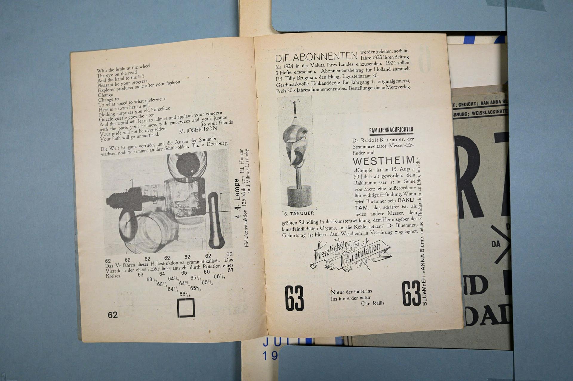 Reproductie van 4 Lampe Heliokonstruktion 125 Volt in Merz  6, oktober 1923, p. 62. Collectie Het Nieuwe Instituut. Waar op de foto in het van Eesteren archief aan de rechterkant nog een aan weerszijde geperforeerde strook te zien is, is d… 
