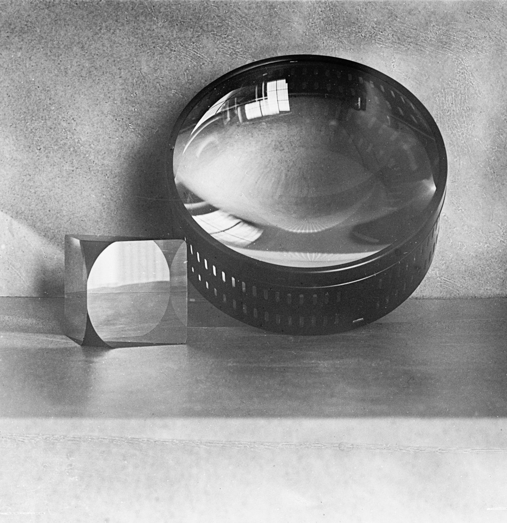  Capacitor and prism for projection. Photo Franz Stoedtner. Collection SLUB Dresden / Deutsche Fotothek 