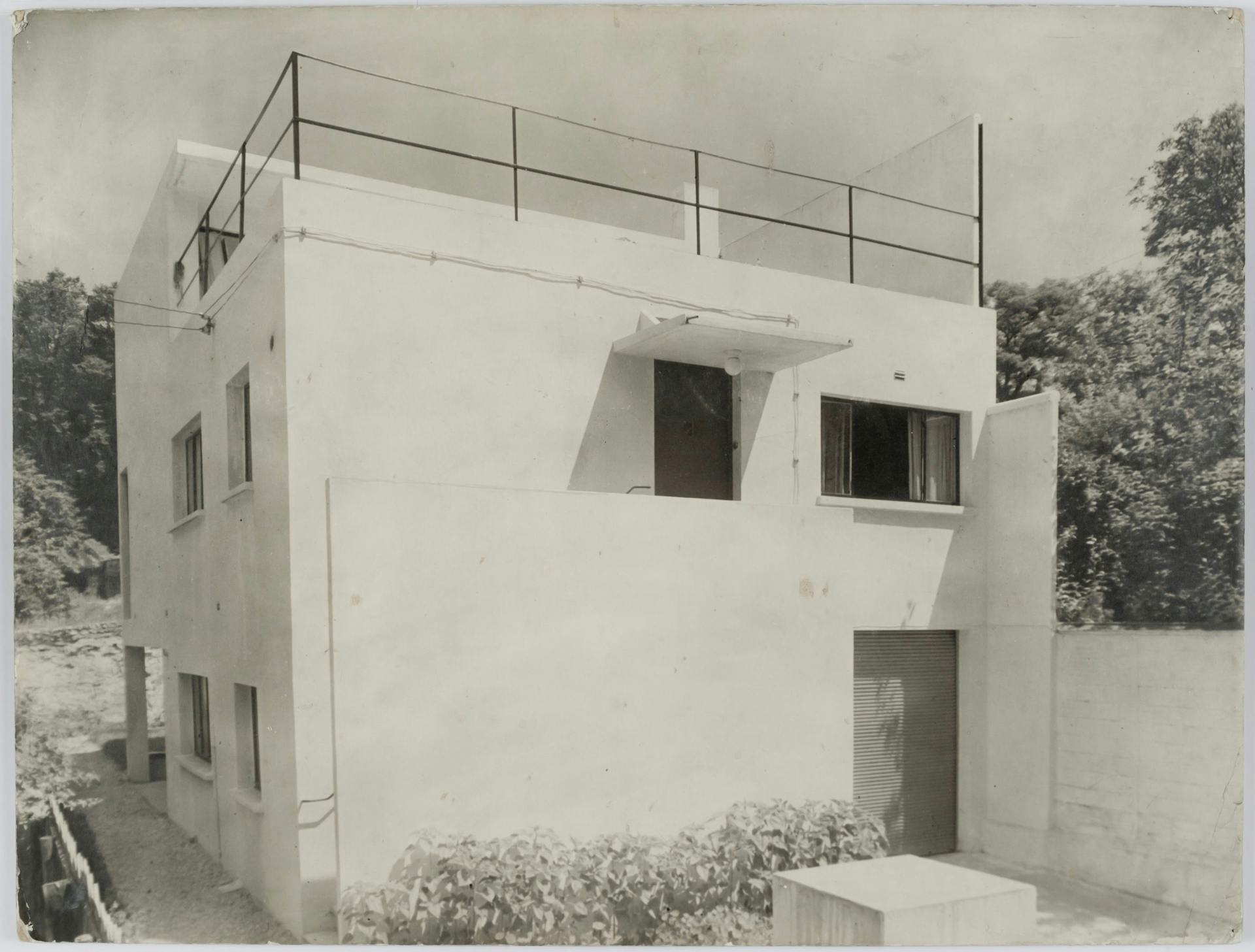Theo van Doesburg. Studio in Meudon-Val-Fleury, 1927-1930. Photograph of the South side. Collection Het Nieuwe Instituut, DOES AB5387. Donation Van Moorsel. 
