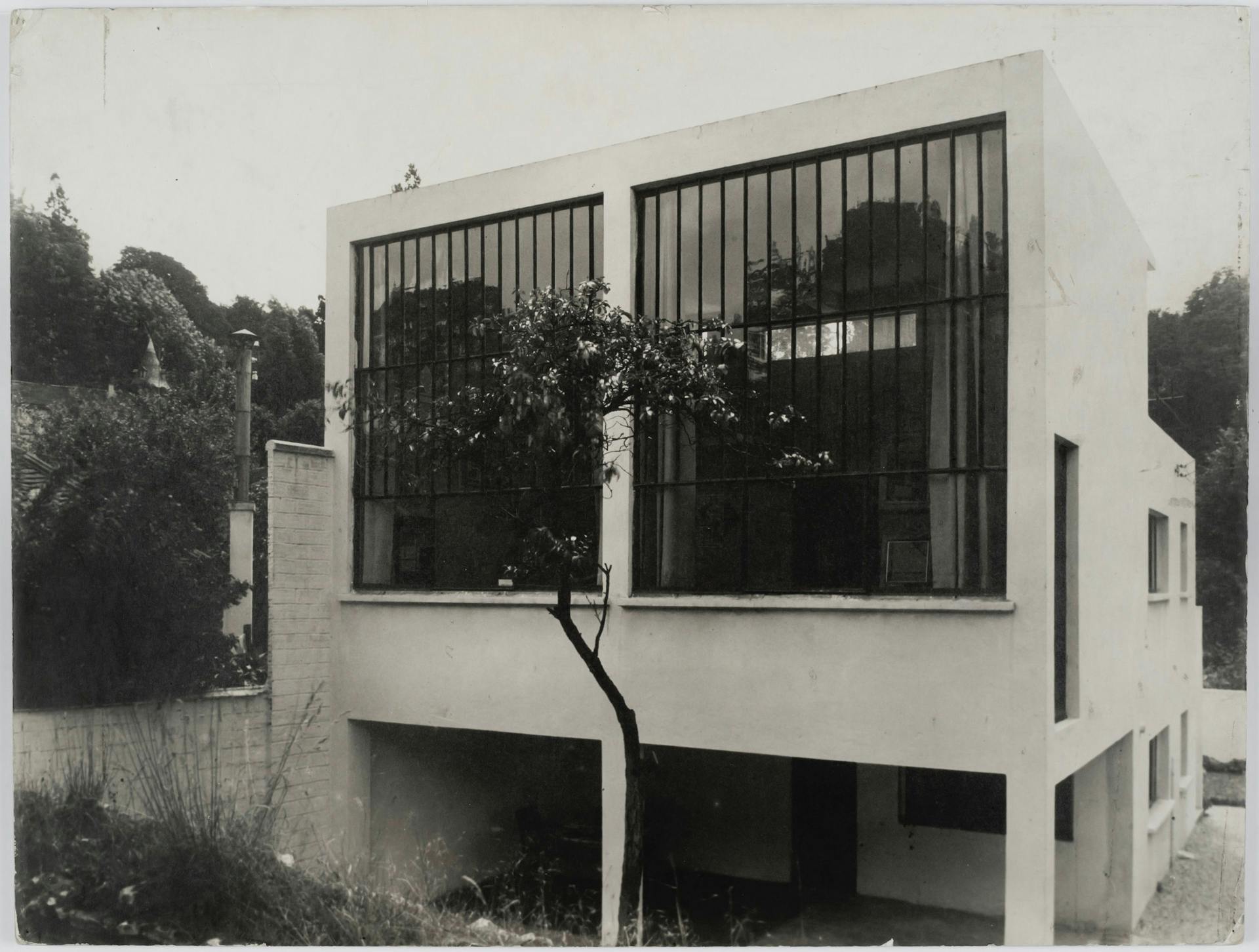 Theo van Doesburg. Atelierwoning te Meudon-Val-Fleury voor eigen gebruik, 1927-1930. Foto van de atelierwoning gezien vanuit de tuin. Collectie Het Nieuwe Instituut, DOES AB5388. Gift Van Moorsel.  