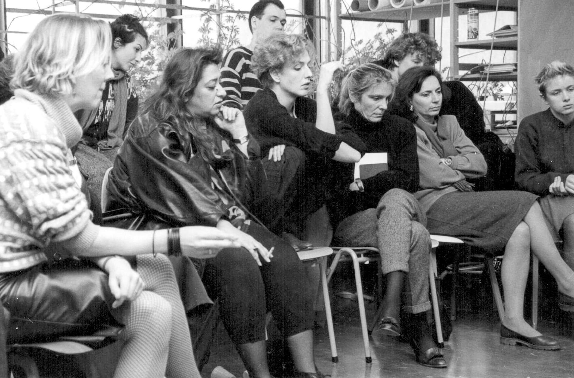 Zaha Hadid, Beth Gali, Laura Thermes, samen met organisatoren Susanne Komossa (docent Architectuur) en Anna Vos (docent bij Vrouwenstudies) bij een planbespreking voor het ontwerpvak ‘Proloog tot Zichtbaarheid’, 1987, foto: onbekend. Bron: Arch… 