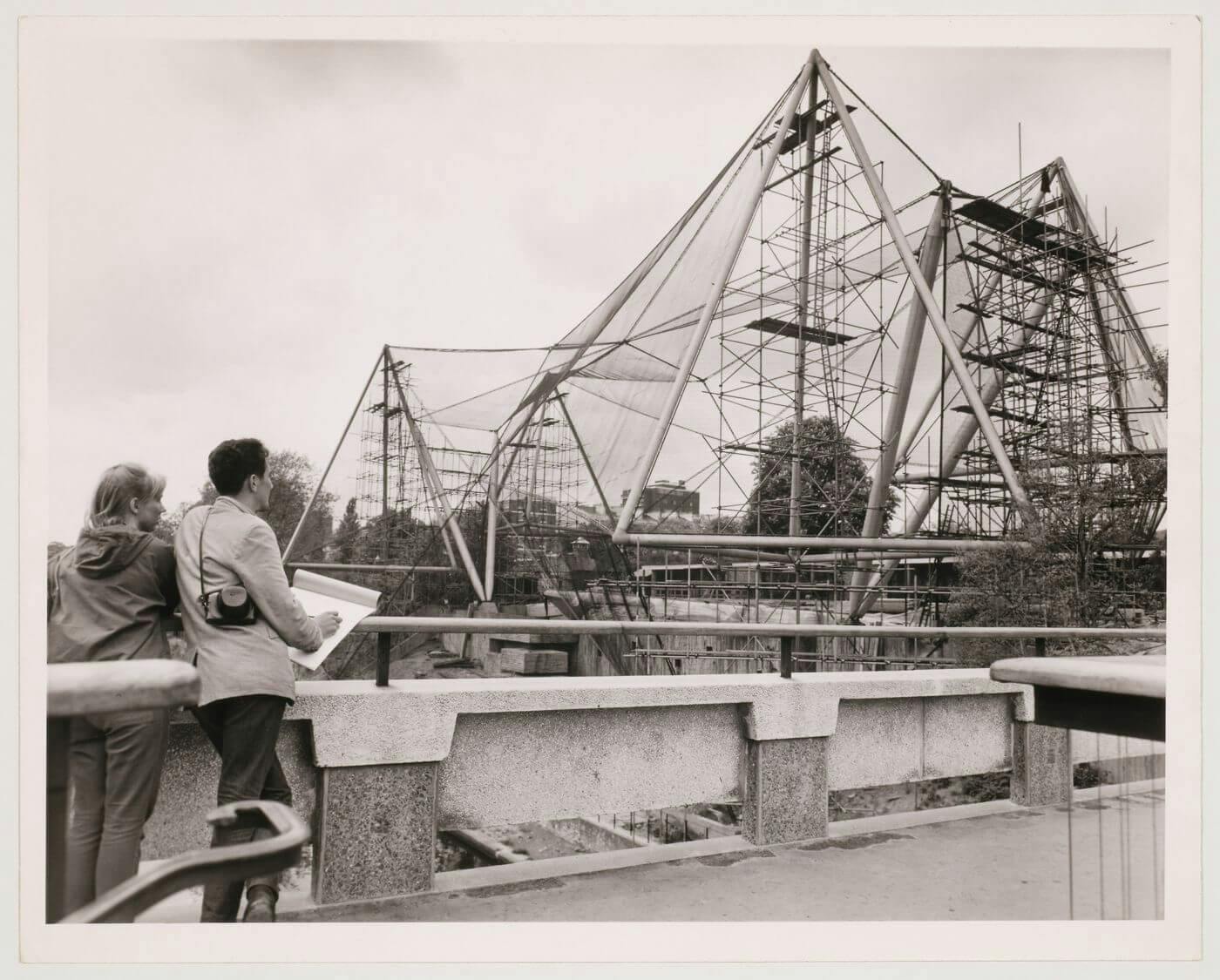 Zicht op de volière van de London Zoo in aanbouw, Regent's Park, Londen, Engeland (1960-1965). © Central Press Photos 