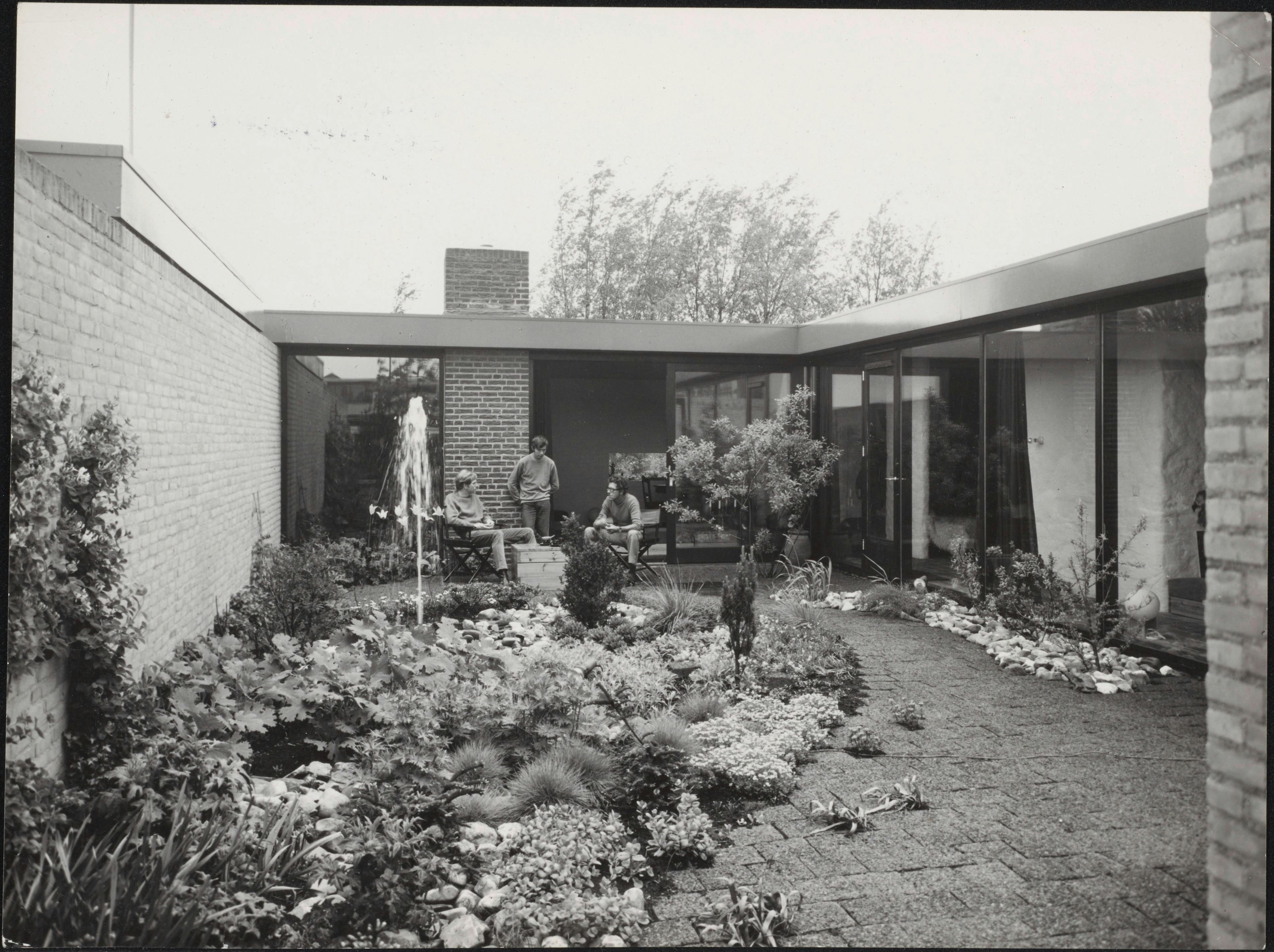  Onno Greiner. Patiowoningen aan Laan Rozenburg in Amstelveen, 1961-1966. Binnen deze reeks ontwierp Greiner ook zijn eigen woonhuis. Tekst achterzijde foto: "Onze eigen tuin". Foto Studio Hartland. Collectie Nieuwe Instituut, GREO 61018f1-54a.