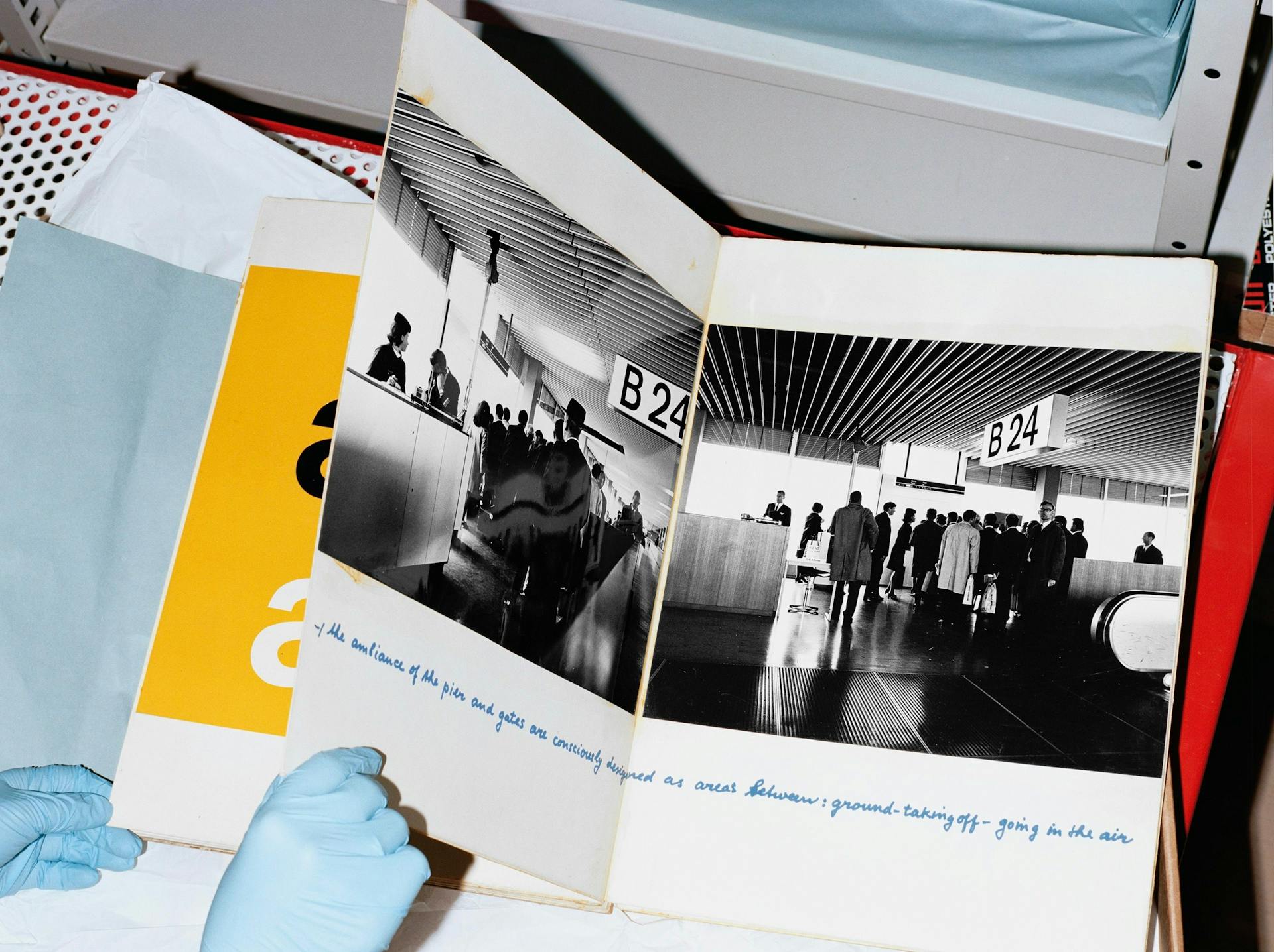 Kho Liang Ie, “Schipholboek,” in hout gebonden presentatieboek met foto’s, ontwerpstudies, aanwijzingen en handgeschreven notities over het interieur van Luchthaven Schiphol, oorspronkelijk vervaardigd voor een UNESCO-presentatie. Archief… 