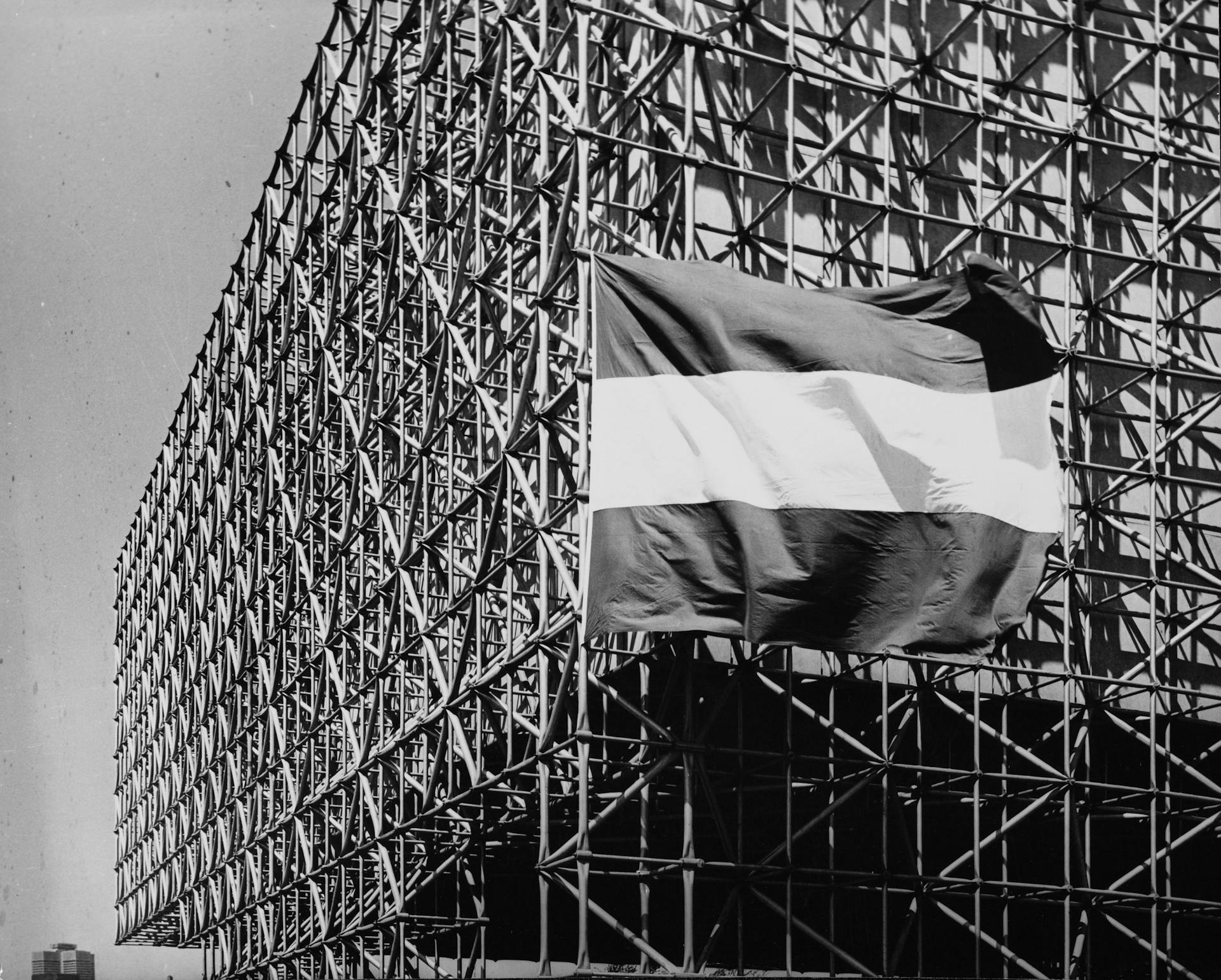  Nederlands paviljoen Wereldtentoonstelling Montreal, Canada, 1967. Architecten: W. Eijkelenboom en  A. Middelhoek. Fotograaf onbekend. Collectie Nationaal Archief. 